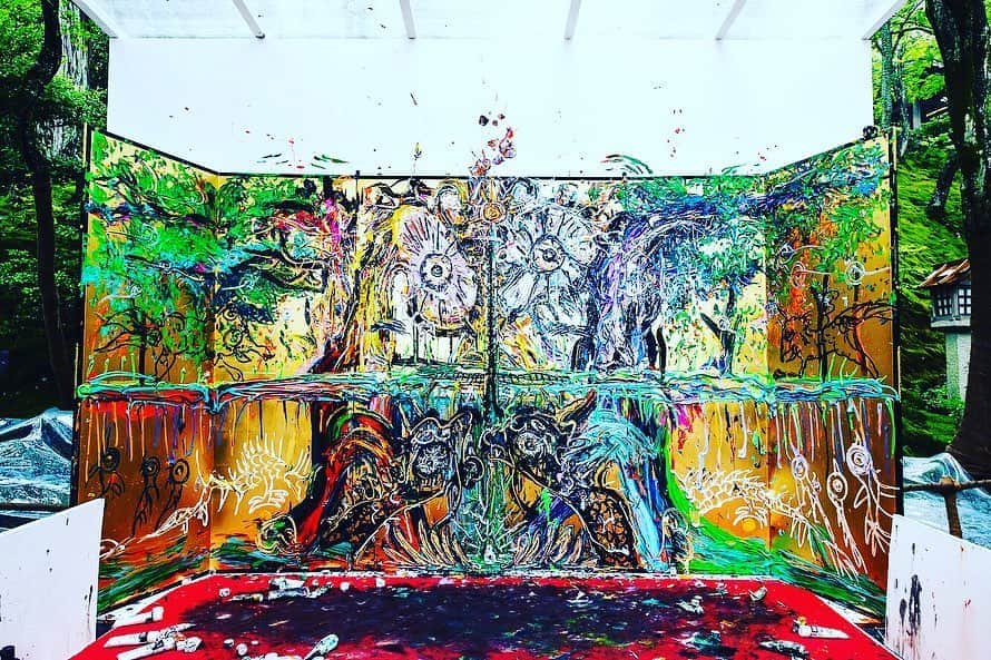 のインスタグラム：「Title:【In the precious rain , a pair of glossy green maples  became a gate  above the moss horizon】 【宝雨の中で一対の艷緑の楓は苔の地平線にて門となる】 —— 【JR東海 × Pen × Miwa Komatsu】 「アーティスト小松美羽が描く、京都の苔と青もみじ。常寂光寺にて描かれる、緑とそこに息づく生命。」 https://www.pen-online.jp/feature/art/jrtokai/1  #kyoto #pen #jr #常寂光寺 #苔 #宝雨 #art #japan」