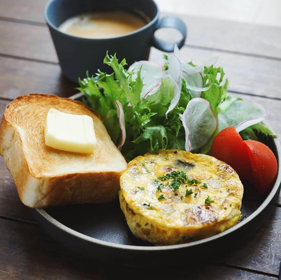 hirokoさんのインスタグラム写真 - (hirokoInstagram)「🌱2019.7.4（木） ✽.｡.:*・ﾟ #hiroponの朝ごはん ・ 今朝の#ワンプレート ・ また作っちゃった#厚焼きオムレツ トーストは小さめの#パウンド型食パン で今朝は厚切りに ・ menu📝 ▪︎厚焼きオムレツ ▪︎厚切りトースト ▪︎グリーサラダ＆トマト ▪︎コーヒー ・ 厚焼きオムレツ... 今朝は具少なで あまり厚焼きになってない ・ ・ 【厚焼きオムレツ】 作り方はブログに載せてま〜す おヒマな時にでも遊びにきてください💕 ・ ・ ▫️--------------------end--------------------▫️ #hiroponのワンプレートごはん  #スパニッシュオムレツ #インスタフード #おうちごはん通信 #おうちごはんLover #くらしメイド #お家カフェ #フーディーテーブル #マカロニメイト #デリミア #デリスタグラマー #バランスの良い食事 #朝ごはん #うちのシェフ #てづくりごはん365 #おうちごはん #洋食 #朝時間  #日々の暮らし #ハサミポーセリン  #snapdish #macaroni #locari_kitchen #キナリノ #kurashirufood ・」7月4日 9時30分 - hiropon0201