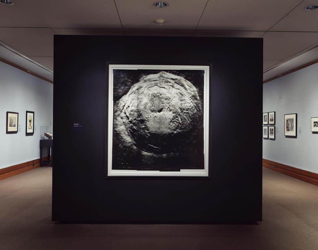 メトロポリタン美術館さんのインスタグラム写真 - (メトロポリタン美術館Instagram)「Now on view! 🌑✨ Marvel at the moon and celebrate the 50th anniversary of the Apollo 11 moon landing at our new exhibition "Apollo's Muse: The Moon in the Age of Photography." #MetApollosMuse #Apollo50 ⁣⁣ ⁣ 📸 Crater Aristarchus. National Aeronautics and Space Administration (NASA), 1967. Gelatin silver print. Randy and Yulia G. Liebermann Lunar and Planetary Exploration Collection. #TheMet」7月4日 9時30分 - metmuseum