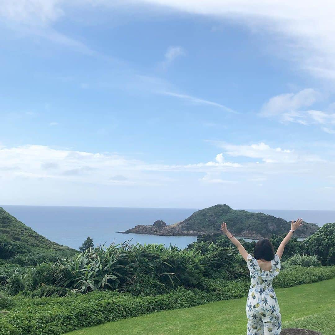 うえむらちかのインスタグラム：「#クイズ #ここはどこでしょう？﻿ ﻿ の正解を発表したいと思います🎊﻿ ﻿ ﻿ 正解その①﻿ ﻿ ﻿ 📍#石垣島 🌴﻿ ﻿ ﻿ 島の絶景と共に正解発表させていただきました😉✨﻿ ﻿ 透明度の高い海なので #グラスボート から見える #珊瑚 がとても綺麗で驚かされました🐚﻿ ﻿ そして…﻿ ﻿ 正解したぞ‼️﻿ ﻿ と思ったそこのあなた💕﻿ ﻿ ﻿ 残念ながら、これだけでは正解では、ありませんでした😝﻿ ﻿ ﻿ その①ということは…﻿ ﻿ 続きます🤩﻿ ﻿ ﻿ #旅行 #タビジョ #旅 #沖縄旅行﻿ #島めぐり #旅女子 ﻿ #沖縄﻿ #ビーチ #beach #八重山諸島 #川平湾﻿ #サンゴ #具志堅用高 さん」