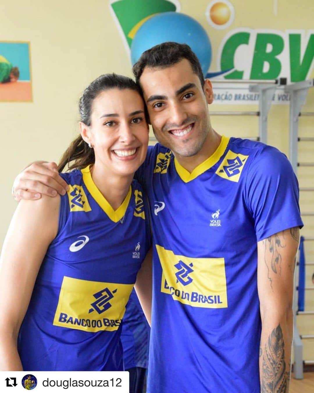 シェイラ・カストロのインスタグラム：「De volta a Saquarema!!! 🥰😘 #Repost @douglasouza12 with @get_repost ・・・ Amor de fã! Exemplo e inspiração! Simplesmente LENDÁRIA! 😍❤️」