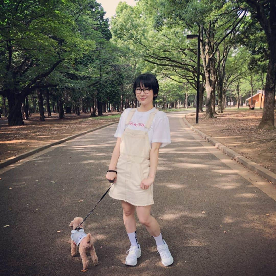 時東ぁみさんのインスタグラム写真 - (時東ぁみInstagram)「愛犬と撮影🐶 ・ 他の犬に反応するのはわかるんだけど、イチャイチャしてるカップルにも反応する…やめてくれw ・ ペットコラムの掲載日は 7月8日、22日、29日です！見てね🐶 ・ #時東ぁみ #読売新聞 #夕刊 #コラム #ペットコラム #ペットらいふ #愛犬 #犬 #dog #トイプードル #toypoodle #代々木公園 #yoyogipark #衣装 #milkfed #ミルクフェド #skechers #スケッチャーズ #bershka #ベルシュカ #いぬすたぐらむ #犬バカ部 #🐶」7月4日 9時33分 - amitokito