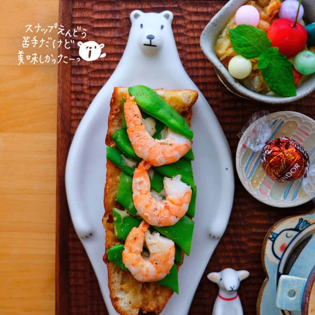 なっつ。さんのインスタグラム写真 - (なっつ。Instagram)「2019.7.4.thursday PUNICAFE LUNCH. ❁ ある日のおうちごはん♬ ・チクテベーカリー 海老とスナップえんどうのタルティーヌ ・KALDIの海老のビスクの豆乳スープ ・サラダ ・ヨーグルト ・リンツチョコレート ❁ おうちランチーーー♡ チクテさんのタルティーヌ♬ スナップえんどう苦手だけど 美味しく食べれた😊 チクテさんのパンは どのパンもほんと美味しい😆 行くとつい買い過ぎちゃって 冷凍庫ぱんぱんなる😂 . . 食べきるとまた買おうってなっちゃう コストコのリンツのチョコレート♬ ヘーゼルナッツ味が大好きで そればっか食べて とぅちゃんに怒られる(笑) . . KALDIの海老🦐のビスクは豆乳で飲むのが好き♡ 結構濃厚で美味しいー🥰 ごちそうさまでした♡ . . 梅雨の中休みがないくらい 連日☔🐌 そろそろお日様が恋しいな。 背中のこなきじじいとも ちょっとバイバイしたいななんて 思っちゃうー😭 ・ ・ ・ #なっつごはん🍚 #なっつのコストコ購入品 #コストコ#KALDI#カルディ#COSTCO#cicoutebakery#チクテベーカリー #今週もいただきます」7月4日 9時38分 - punipopo