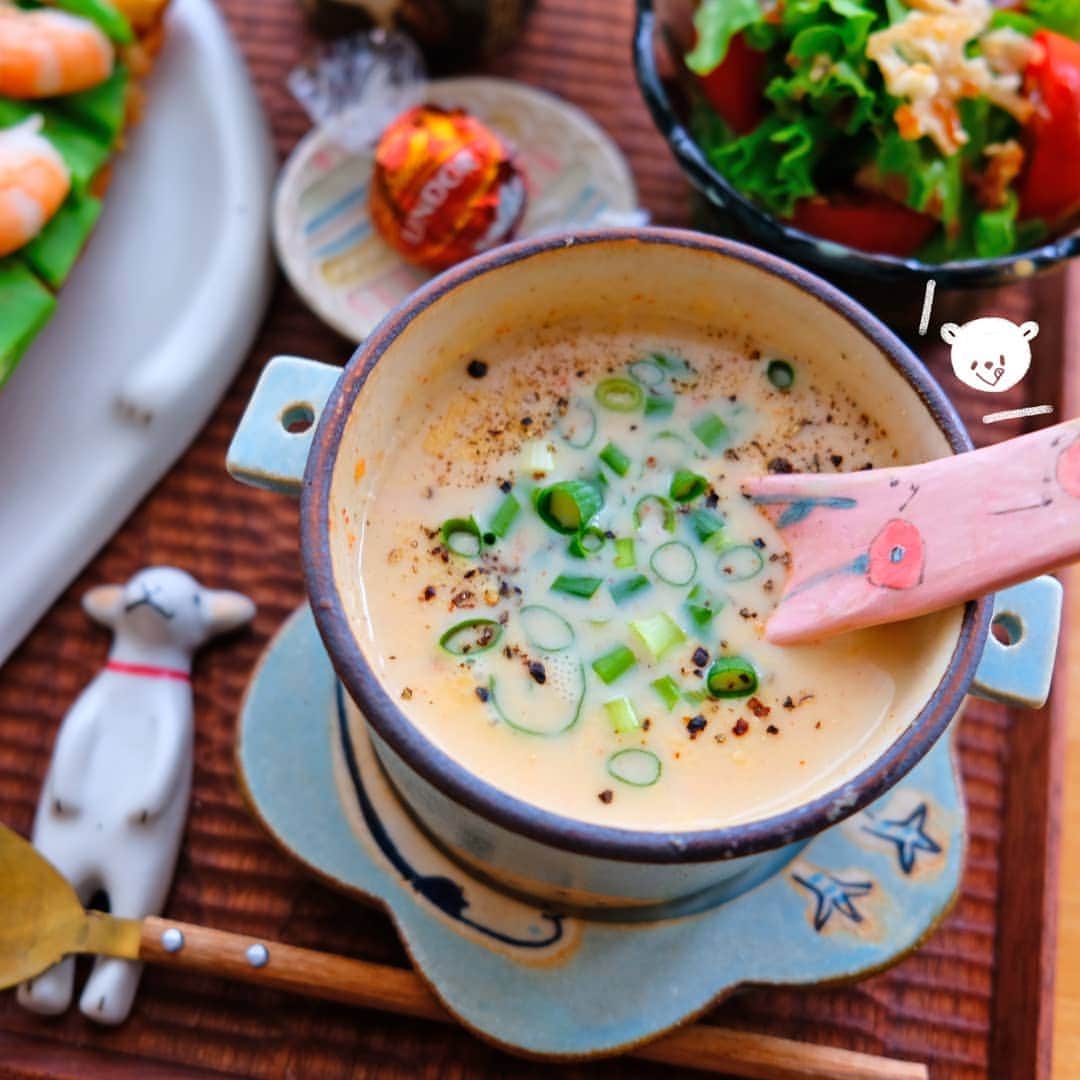 なっつ。さんのインスタグラム写真 - (なっつ。Instagram)「2019.7.4.thursday PUNICAFE LUNCH. ❁ ある日のおうちごはん♬ ・チクテベーカリー 海老とスナップえんどうのタルティーヌ ・KALDIの海老のビスクの豆乳スープ ・サラダ ・ヨーグルト ・リンツチョコレート ❁ おうちランチーーー♡ チクテさんのタルティーヌ♬ スナップえんどう苦手だけど 美味しく食べれた😊 チクテさんのパンは どのパンもほんと美味しい😆 行くとつい買い過ぎちゃって 冷凍庫ぱんぱんなる😂 . . 食べきるとまた買おうってなっちゃう コストコのリンツのチョコレート♬ ヘーゼルナッツ味が大好きで そればっか食べて とぅちゃんに怒られる(笑) . . KALDIの海老🦐のビスクは豆乳で飲むのが好き♡ 結構濃厚で美味しいー🥰 ごちそうさまでした♡ . . 梅雨の中休みがないくらい 連日☔🐌 そろそろお日様が恋しいな。 背中のこなきじじいとも ちょっとバイバイしたいななんて 思っちゃうー😭 ・ ・ ・ #なっつごはん🍚 #なっつのコストコ購入品 #コストコ#KALDI#カルディ#COSTCO#cicoutebakery#チクテベーカリー #今週もいただきます」7月4日 9時38分 - punipopo