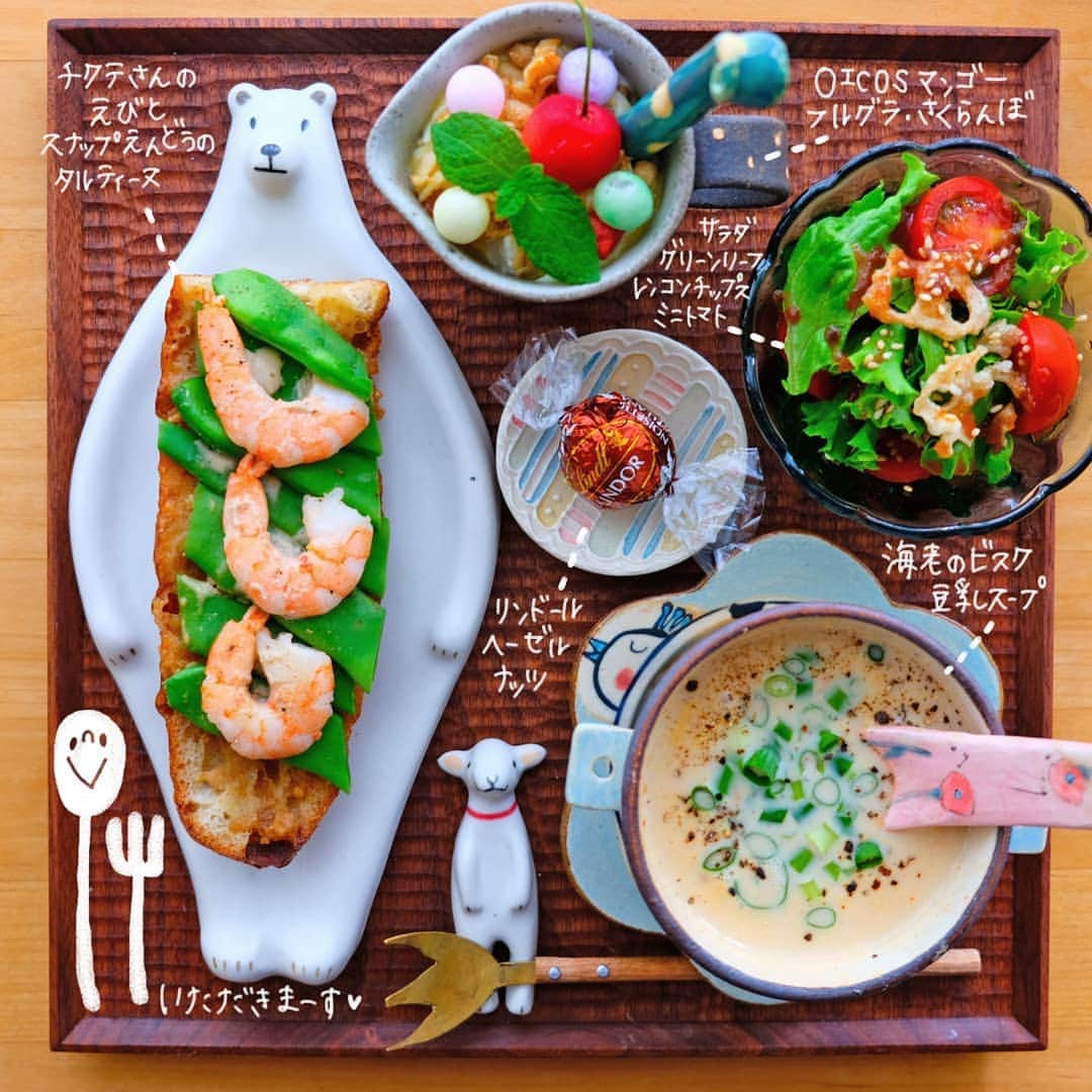 なっつ。さんのインスタグラム写真 - (なっつ。Instagram)「2019.7.4.thursday PUNICAFE LUNCH. ❁ ある日のおうちごはん♬ ・チクテベーカリー 海老とスナップえんどうのタルティーヌ ・KALDIの海老のビスクの豆乳スープ ・サラダ ・ヨーグルト ・リンツチョコレート ❁ おうちランチーーー♡ チクテさんのタルティーヌ♬ スナップえんどう苦手だけど 美味しく食べれた😊 チクテさんのパンは どのパンもほんと美味しい😆 行くとつい買い過ぎちゃって 冷凍庫ぱんぱんなる😂 . . 食べきるとまた買おうってなっちゃう コストコのリンツのチョコレート♬ ヘーゼルナッツ味が大好きで そればっか食べて とぅちゃんに怒られる(笑) . . KALDIの海老🦐のビスクは豆乳で飲むのが好き♡ 結構濃厚で美味しいー🥰 ごちそうさまでした♡ . . 梅雨の中休みがないくらい 連日☔🐌 そろそろお日様が恋しいな。 背中のこなきじじいとも ちょっとバイバイしたいななんて 思っちゃうー😭 ・ ・ ・ #なっつごはん🍚 #なっつのコストコ購入品 #コストコ#KALDI#カルディ#COSTCO#cicoutebakery#チクテベーカリー #今週もいただきます」7月4日 9時38分 - punipopo