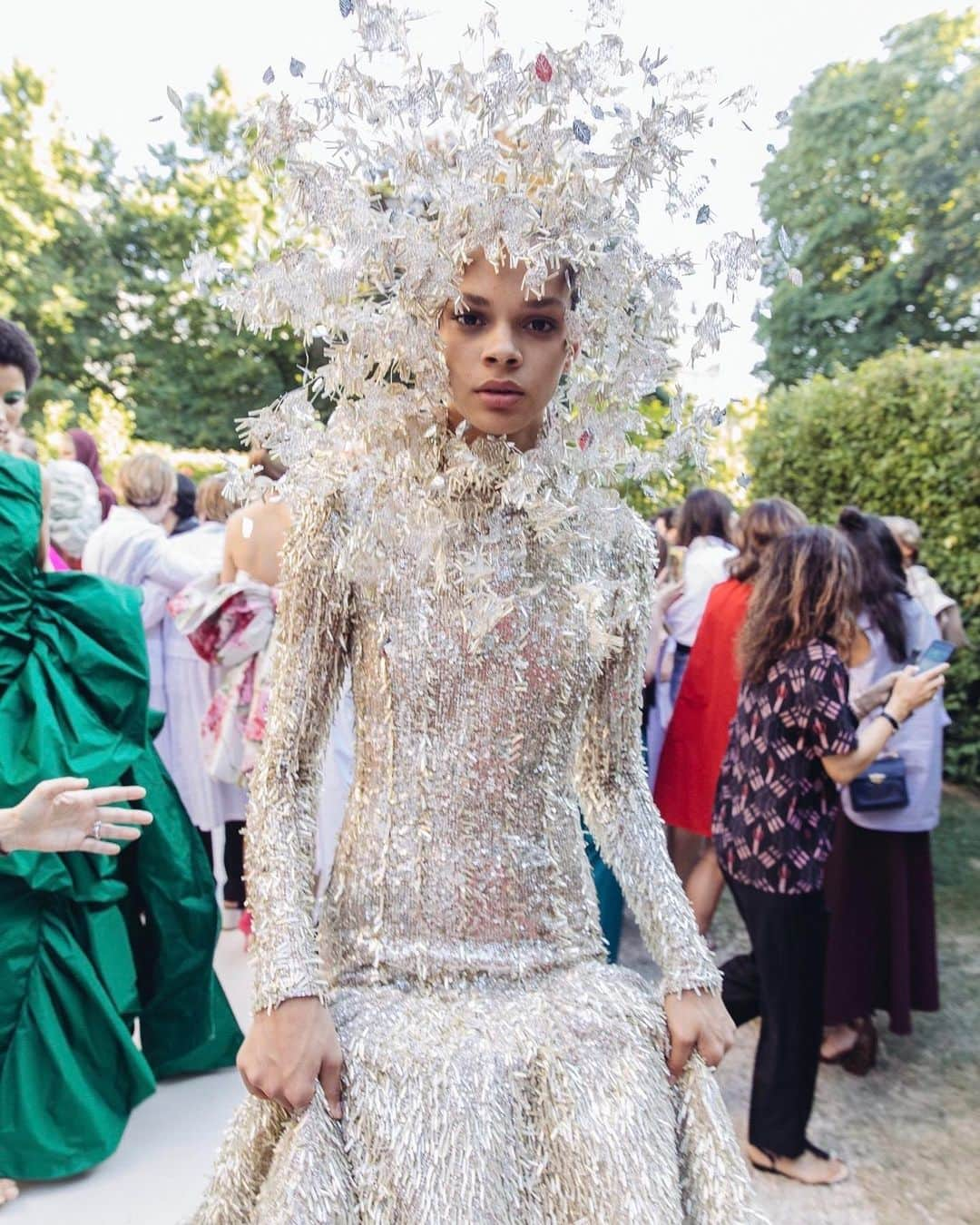 Vogue Runwayさんのインスタグラム写真 - (Vogue RunwayInstagram)「The cumulative effect of all the beauty at @maisonvalentino was irresistible. The audience was on its feet even before @pppiccioli walked out for his bow with his atelier staff. Tap the link in our bio to see every look from the house’s couture show. Photographed by @coreytenold」7月4日 9時40分 - voguerunway