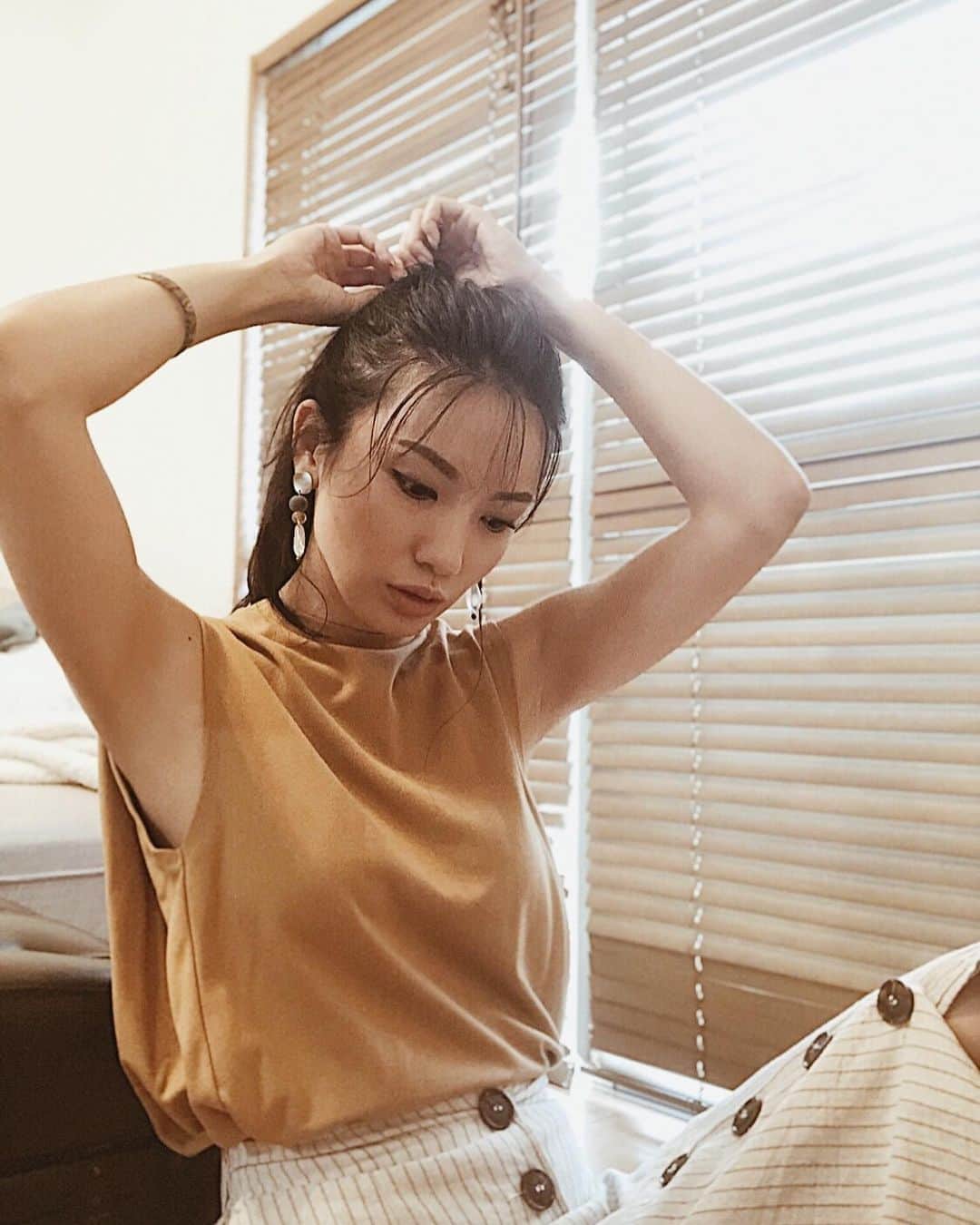 吉田愛璃のインスタグラム：「. .  最近よく目にするちょろバングやってみた(勝手に命名)  ワックスで束感と濡れ感。  可愛いのかは謎🤣🤣🤣てかむずい！ . . #ちょろバング #前髪 #ちょろん #薄バング #シースルーバング #2wayバング #大人女子 #大人カジュアル #アラサーコーデ #アラサーファッション #ヘアアレンジ #ずぼら」