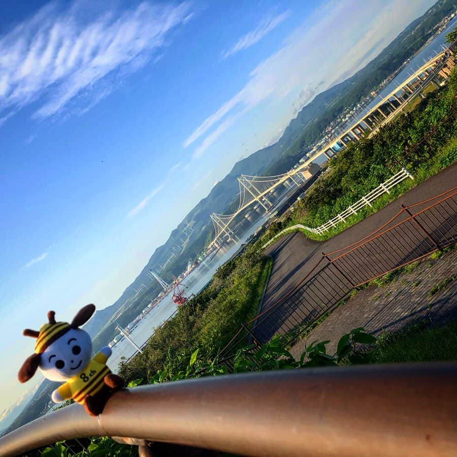 川上椋輔さんのインスタグラム写真 - (川上椋輔Instagram)「#カワカミ旅行記《北海道・室蘭編》  札幌から車で2時間🚗 観光協会の方と巡る『夏の室蘭観光』  景色にグルメに！そして、 イルカウォッチングに参加！  果たして🐬は見ることが出来たのか？！ 明日のみんテレにて📺  #みちゅぼっち #みちゅバチ #UHB #アナウンサー #川上椋輔 #インスタグラマー  #北海道 #室蘭  #白鳥大橋  #うずらんソフト#室蘭やきとり」7月4日 15時10分 - kawakami_doto