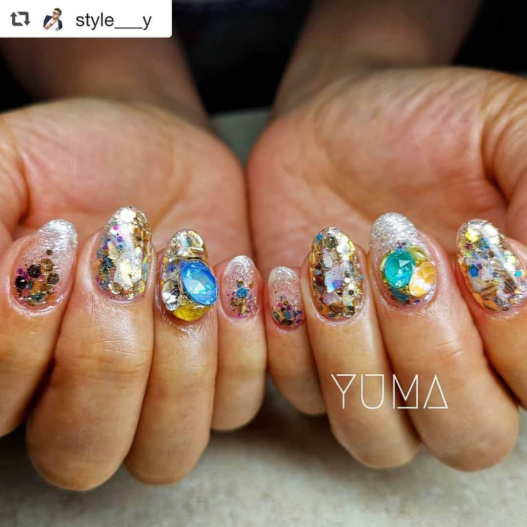 ネイルショップTATさんのインスタグラム写真 - (ネイルショップTATInstagram)「#repost @style___y via @PhotoAroundApp  お任せネイル  7月２日発売の @shareydva_ 様 ホログリッターミックスベースに シェルを挟みました  カラーには  @initygel_official  ドレスアップコレクション 7  ドレスアップの７が万能過ぎて 乱用してます笑  専用クリーナーを使えば よりツヤツヤ  ストーンは @swarovski.createyourstyle 様  Crystal ocean delite Crystal laguna delite  #ネイル#ネイルサロン#ジェルネイル#nail#nailart#nailist #mensnailist#ネイリスト#メンズネイリスト#japan#osaka#アート#art#八尾#久宝寺#八尾ネイルサロン#久宝寺ネイルサロン#シンプルネイル#アイニティジェル#夏ネイル#YUMA#スワロフスキー」7月4日 9時42分 - nailshoptat