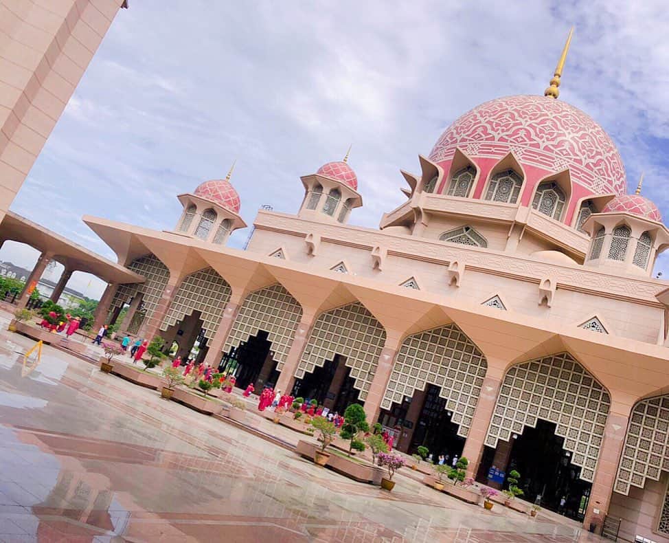 松原江里佳さんのインスタグラム写真 - (松原江里佳Instagram)「🕌 人生初のモスク。 通称 ピンクモスクは可愛らしくてロマンチック✨ ローブで肌を隠して見学。 #モスク #ピンク #プトラモスク #masjidputra #mosques  #旅行  #クアラルンプール #kualalumpur  #malaysia #asia  #trip #travel #summer #でこ」7月4日 9時46分 - erika_matsubara
