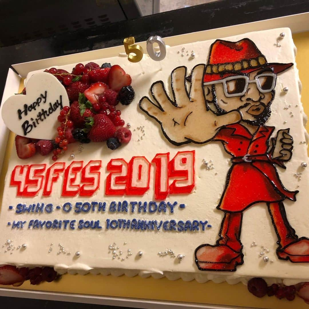 SWING-O a.k.a. 45さんのインスタグラム写真 - (SWING-O a.k.a. 45Instagram)「#45fes2019 にていただいた誕生日プレゼントたち🎁 バタバタしてたせいでやっと本日手元に来ました！  暖かいメッセージとともにそこにあるのは、酒、酒、酒、ツマミ、ツマミ、ツマミ、、、 それも知らないクラフトジン、クラフトウォッカ、発泡日本酒から干物、豆、ポテチ、などなどなど、、、、当分外に飲みに行かなくて済むやん！居酒屋SWING-Oでも開店しちゃおうかな？？？✋😊 1枚目の写真は、我らが #45trio の @sunapanng @dr.masa.hiphopbeat からいただいたレコードアート、素敵です！ありがとう！これからも頼むでーー✋  あと遅れましたが、お花もありがとうございました！！みなさんからのケーキもありがとうございました！！あるだろうとは思ってたけど、このケーキはビックリでした‼️ この恩返しはやはり音楽で✋😆 引き続きよろしくお願いしまあす」7月4日 9時57分 - swingo45