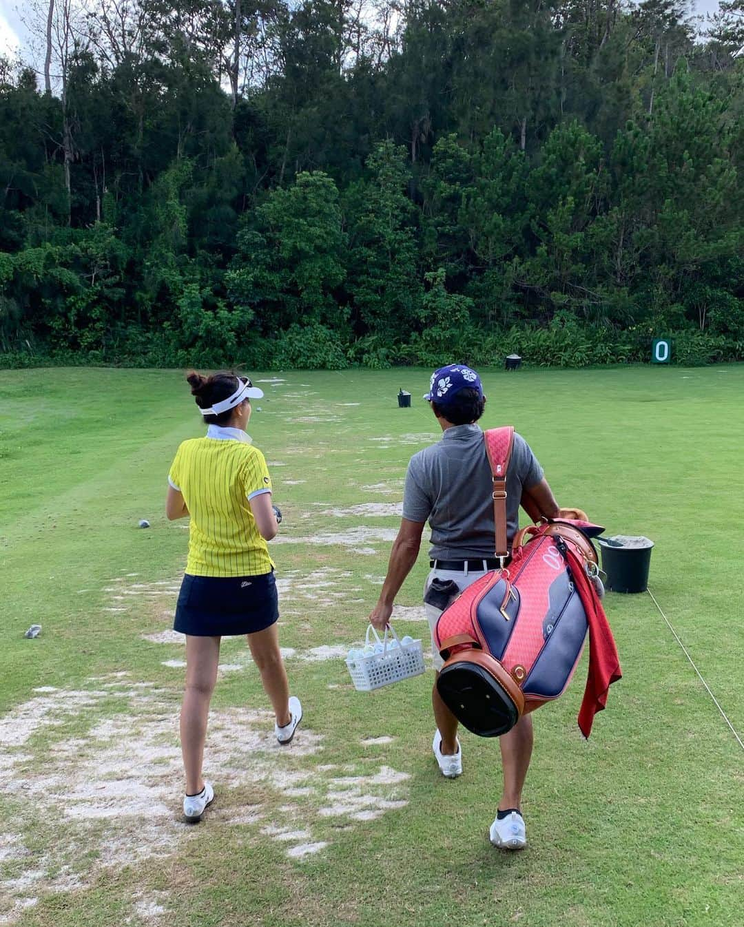 奥山春香さんのインスタグラム写真 - (奥山春香Instagram)「私のゴルフの先生、永井さん🌴 プロとキャディー風に撮ってみた笑  いつかゴルフの仕事来ると良いな🌞 #golf」7月4日 10時00分 - corvetteharuka