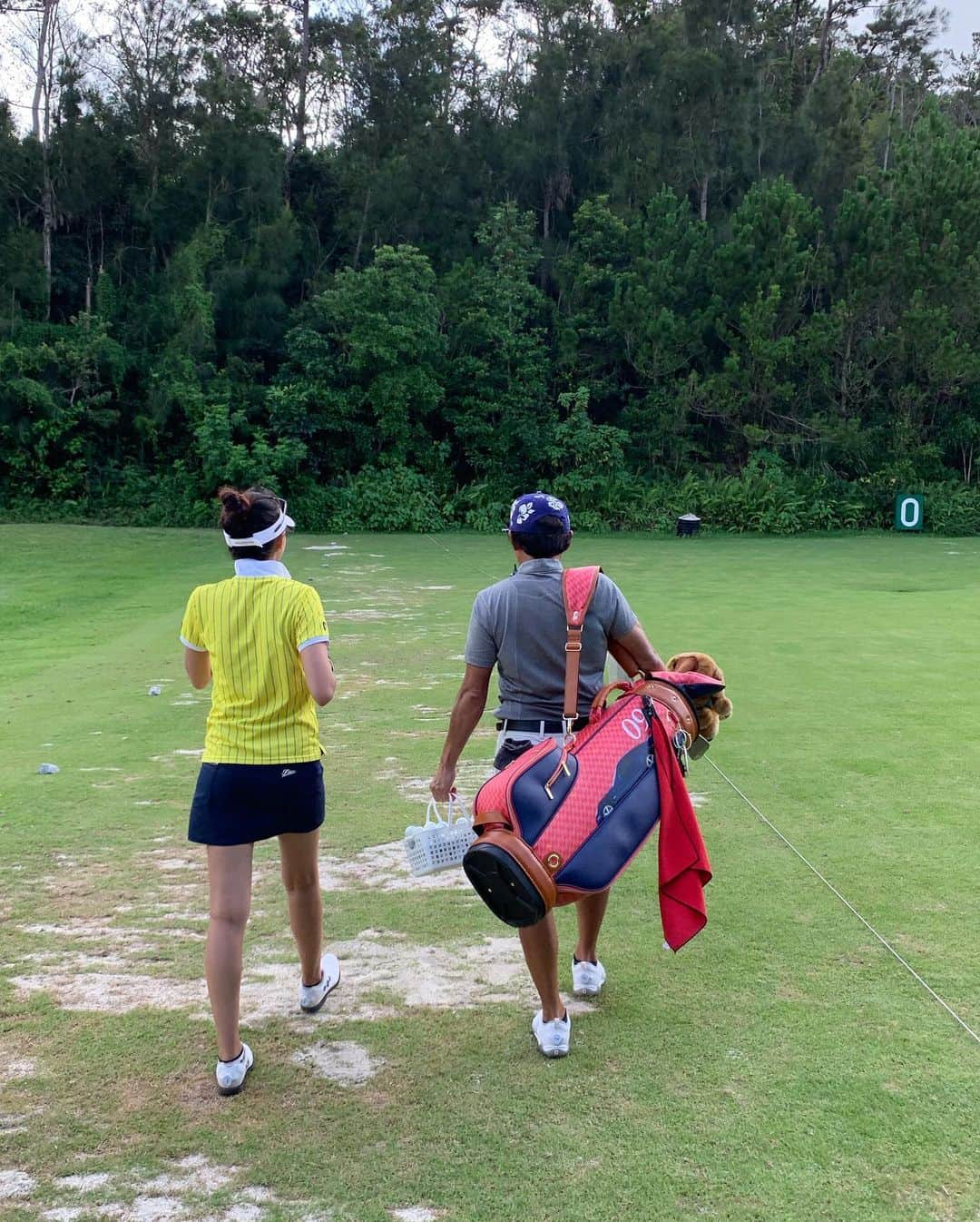奥山春香さんのインスタグラム写真 - (奥山春香Instagram)「私のゴルフの先生、永井さん🌴 プロとキャディー風に撮ってみた笑  いつかゴルフの仕事来ると良いな🌞 #golf」7月4日 10時00分 - corvetteharuka