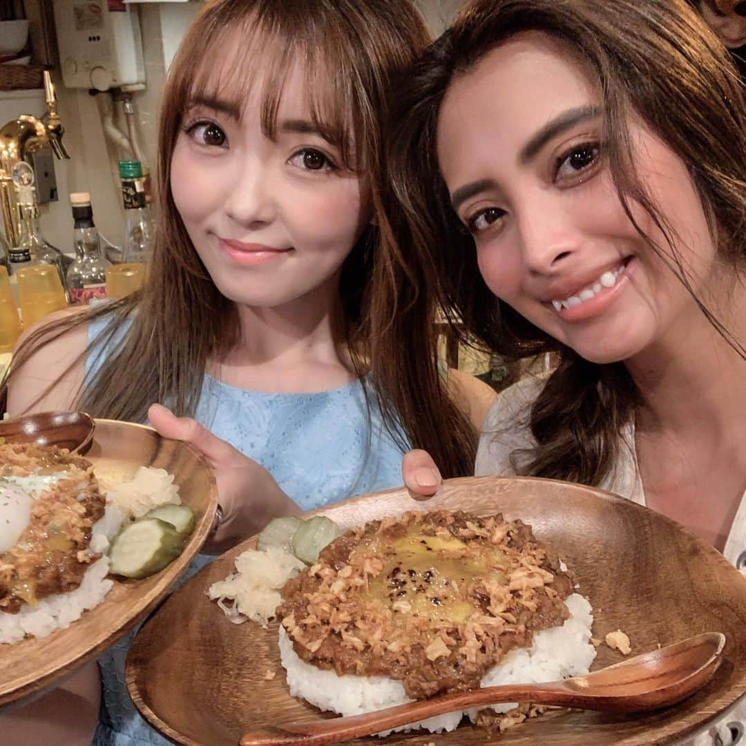 島野ミキさんのインスタグラム写真 - (島野ミキInstagram)「・ ・ 📍 barDUDE 新宿で美味しい#キーマカレー 食べてきたよ🍛😋 ここのオーナーさんは元ジュノンボーイで 現在は映画監督や悪役俳優をやられてるんだとかΣ(o口O驚) ﻿﻿めちゃくちゃチャーミングで面白い方でしたw🤣 お店ではお酒や美味しいご飯を食べながら 映画鑑賞ができるんだって🎥✨ けっこうオーナーの知り合いの俳優さん達も 食べに来てるみたいで﻿﻿映画好きにはたまらんよね♡ 朝の7:00までやってるから 是非是非遊びに行ってみてね (° ꈊ °)✧˖ ﻿﻿ ﻿ 𝐛𝐚𝐫 𝐃𝐔𝐃𝐄﻿ ﻿ 東京都新宿区新宿3-31-5新宿ペガサス館402A号室﻿ ﻿・ ・ #barDUDE #新宿カレー #新宿キーマカレー #新宿グルメ #shinjukucurry #shinjukulunch #pr #コラボベース#新宿ランチ#tokyo#東京グルメ#東京グルメ#japan#食べログ#食レポ#gourmet#food#movie#映画鑑賞#映画#bar」7月4日 10時00分 - miki_shimano