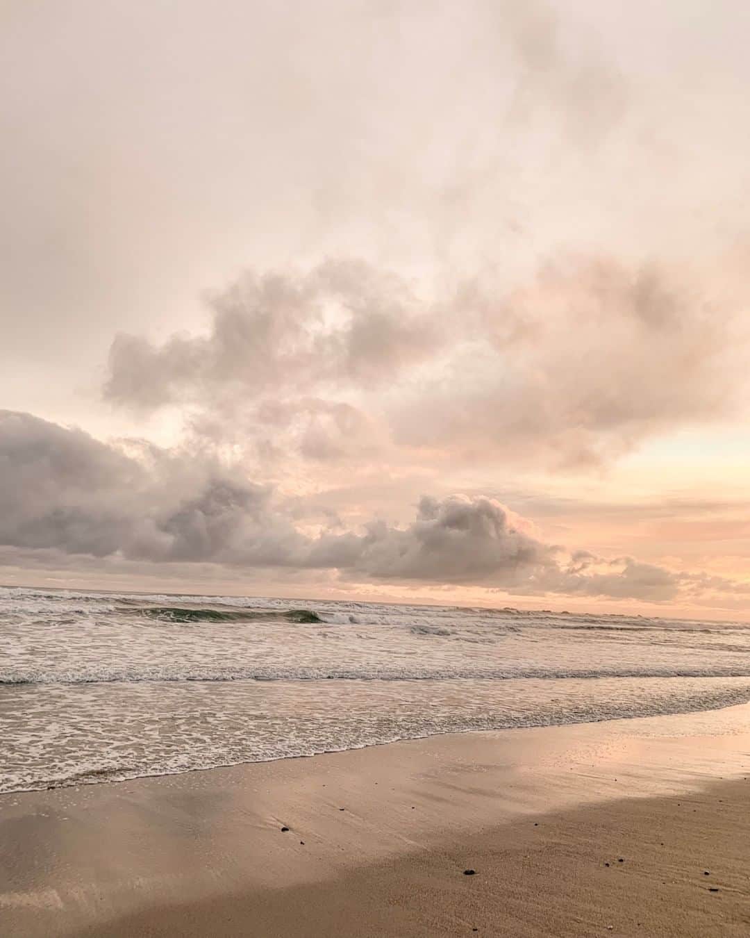 Chrissy Blairのインスタグラム：「Missing Costa Rica! Looks like my next destination is Hawaii 🌴 Where are you guys heading for vacation?」