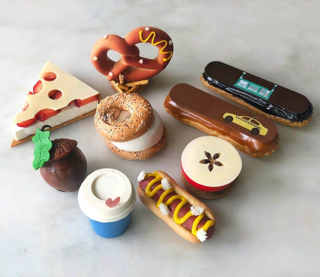 DOMINIQUE ANSEL BAKERYさんのインスタグラム写真 - (DOMINIQUE ANSEL BAKERYInstagram)「Tomorrow! We’re celebrating the 4th of July with our New York Collection, 9 new pastries inspired by all the things we love about NYC - from a Bodega Coffee Tiramisu to an Everything Bagel & Schmear Pavlova, a Central Park-inspired chocolate hazelnut acorn, éclairs bearing our Spring Spring home printed on chocolate, and more. They’ll be available for the entire summer starting tomorrow though Labor Day, September 2nd. Hope to see you all here in Soho soon! 😎🚕🍕🌭🗽🥯 🥨🍎#NewYorkCollection #DominiqueAnselBakery #Soho」7月4日 10時03分 - dominiqueansel