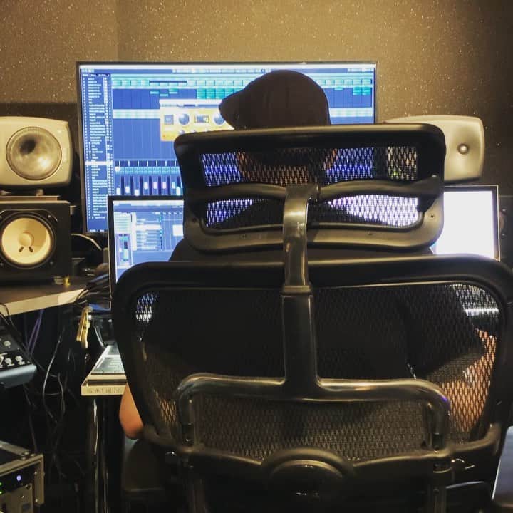 DJ DARUMAのインスタグラム：「今日も今日とてChaki Zuluと🎹🎤🔊🔄」