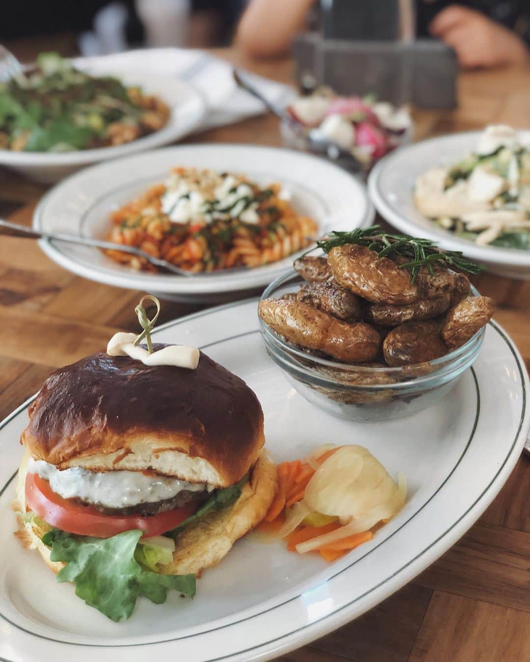 翁安芸さんのインスタグラム写真 - (翁安芸Instagram)「ハンバーガーメインの写真ですが、美味しかったのはピンボケしてるパスタさん🍅❤😁 #newyork #lunch #ニューヨーク」7月4日 10時16分 - akinyc