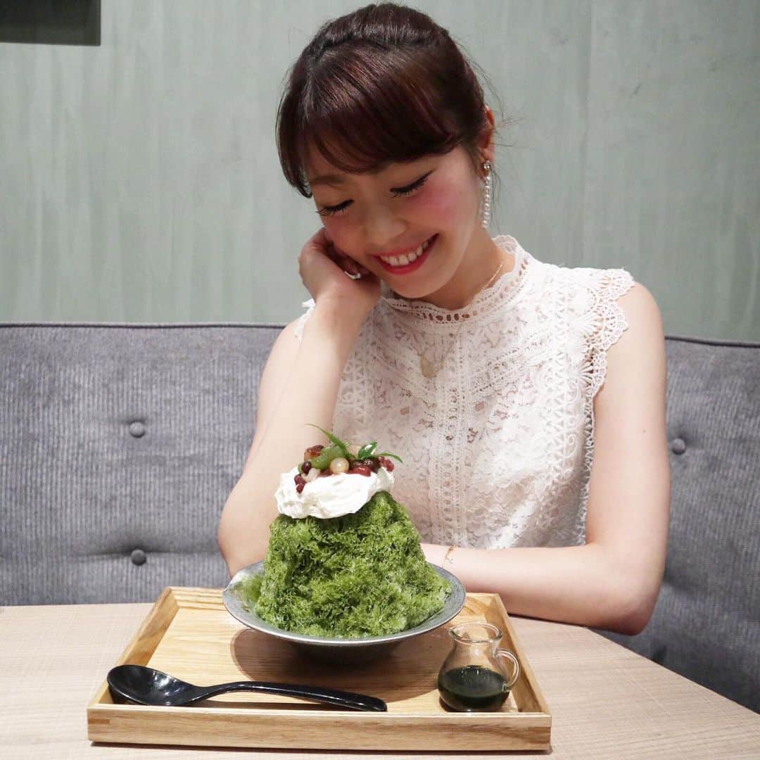 アレルギーナビゲーター 細川真奈 ❤さんのインスタグラム写真 - (アレルギーナビゲーター 細川真奈 ❤Instagram)「#インスタライブ を見にいらして下さった皆さま💓ありがとうございました✨ . 昨夜はいつものオフィスからではなく、 な、なんと！ 昨日7月3日に渋谷ヒカリエ7階にNEW OPENした 「伊右衛門サロン」さんからお送りいたしました❣️❣️ （Instagramストーリー画面の下、"ライブ"の方をクリックすると本日20時までは繰り返しご覧いただけます。） . " Green Tea First" " Sustainable " " Artisanship " という3つのキーワードを掲げ、 今後の「⼈⽣100年時代」に向けた「⾷・⼼・⾝体の健康バランス」を「お茶」を通じてプロデュースし、 健やかで活き活きとした⽣活⽂化を提案することをテーマとした伊右衛門サロン。 スイーツ部門のプロデュースは 我らがアレルギーっ子の救世主🦸‍♂️✨、 #世界の岡田 こと岡田春生 @haruo_okada_halcafe229 シェフが担当されているvegan sweetsですので もちろんスイーツは全て #卵不使用 #乳製品不使用 。 その他、お声がけすれば #小麦不使用 #ナッツ不使用 の対応もしてくださるとのこと😍✨✨ . 店内はとにかくお洒落で広ーい！！！ 大人の雰囲気はありますが、 ☑︎キッズチェア4脚 ご用意 ☑︎ソファ席 も沢山ありました のでお子様連れの方にもご利用いただける体制になっております。（8月のおしゃべり会は…㊙️😍🍴） . 3月にリニューアルOPENした京都店では意気込んで行ったのでスイーツのみを頂いて来ましたが、 昨日はお食事メニューも頂いて来ましたので 次の投稿でアップします❤️ . . #アレルギーっ子のカフェめぐり #アレルギーっ子の未来は明るい #伊右衛門サロン #伊右衛門サロン渋谷 #渋谷ヒカリエ #渋谷カフェ #卵アレルギー #乳製品アレルギー #山芋アレルギー #ナッツアレルギー #食物アレルギー #アレルギー #大人の食物アレルギー #アレルギーナビゲーター #foodallergy #foodallergies #allergynavigater #食物アレルギー_東京 #食物アレルギー_渋谷 #食物アレルギー_外食 #食物アレルギー_カフェ」7月4日 10時11分 - manahosokawa