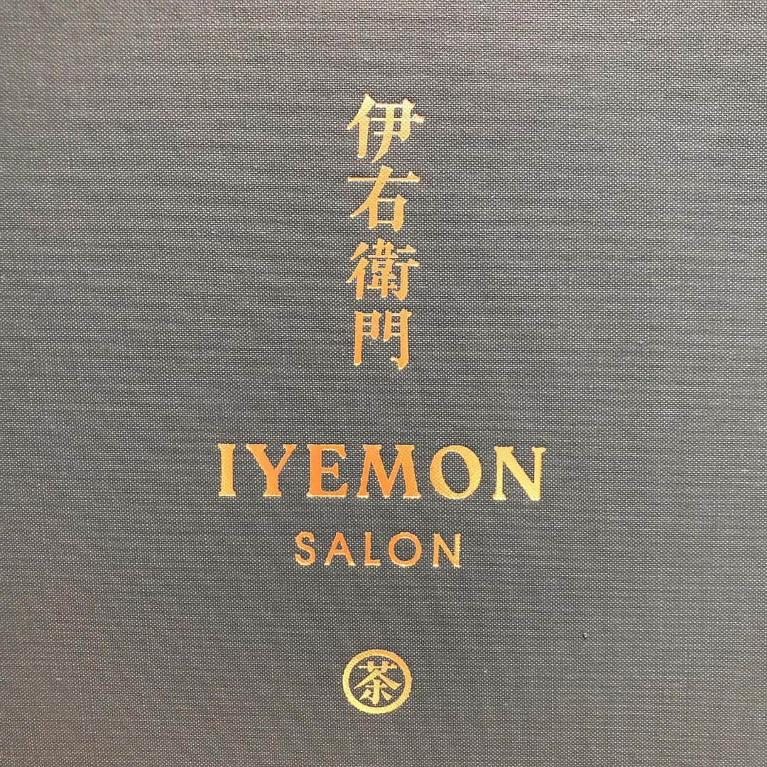 アレルギーナビゲーター 細川真奈 ❤さんのインスタグラム写真 - (アレルギーナビゲーター 細川真奈 ❤Instagram)「#インスタライブ を見にいらして下さった皆さま💓ありがとうございました✨ . 昨夜はいつものオフィスからではなく、 な、なんと！ 昨日7月3日に渋谷ヒカリエ7階にNEW OPENした 「伊右衛門サロン」さんからお送りいたしました❣️❣️ （Instagramストーリー画面の下、"ライブ"の方をクリックすると本日20時までは繰り返しご覧いただけます。） . " Green Tea First" " Sustainable " " Artisanship " という3つのキーワードを掲げ、 今後の「⼈⽣100年時代」に向けた「⾷・⼼・⾝体の健康バランス」を「お茶」を通じてプロデュースし、 健やかで活き活きとした⽣活⽂化を提案することをテーマとした伊右衛門サロン。 スイーツ部門のプロデュースは 我らがアレルギーっ子の救世主🦸‍♂️✨、 #世界の岡田 こと岡田春生 @haruo_okada_halcafe229 シェフが担当されているvegan sweetsですので もちろんスイーツは全て #卵不使用 #乳製品不使用 。 その他、お声がけすれば #小麦不使用 #ナッツ不使用 の対応もしてくださるとのこと😍✨✨ . 店内はとにかくお洒落で広ーい！！！ 大人の雰囲気はありますが、 ☑︎キッズチェア4脚 ご用意 ☑︎ソファ席 も沢山ありました のでお子様連れの方にもご利用いただける体制になっております。（8月のおしゃべり会は…㊙️😍🍴） . 3月にリニューアルOPENした京都店では意気込んで行ったのでスイーツのみを頂いて来ましたが、 昨日はお食事メニューも頂いて来ましたので 次の投稿でアップします❤️ . . #アレルギーっ子のカフェめぐり #アレルギーっ子の未来は明るい #伊右衛門サロン #伊右衛門サロン渋谷 #渋谷ヒカリエ #渋谷カフェ #卵アレルギー #乳製品アレルギー #山芋アレルギー #ナッツアレルギー #食物アレルギー #アレルギー #大人の食物アレルギー #アレルギーナビゲーター #foodallergy #foodallergies #allergynavigater #食物アレルギー_東京 #食物アレルギー_渋谷 #食物アレルギー_外食 #食物アレルギー_カフェ」7月4日 10時11分 - manahosokawa