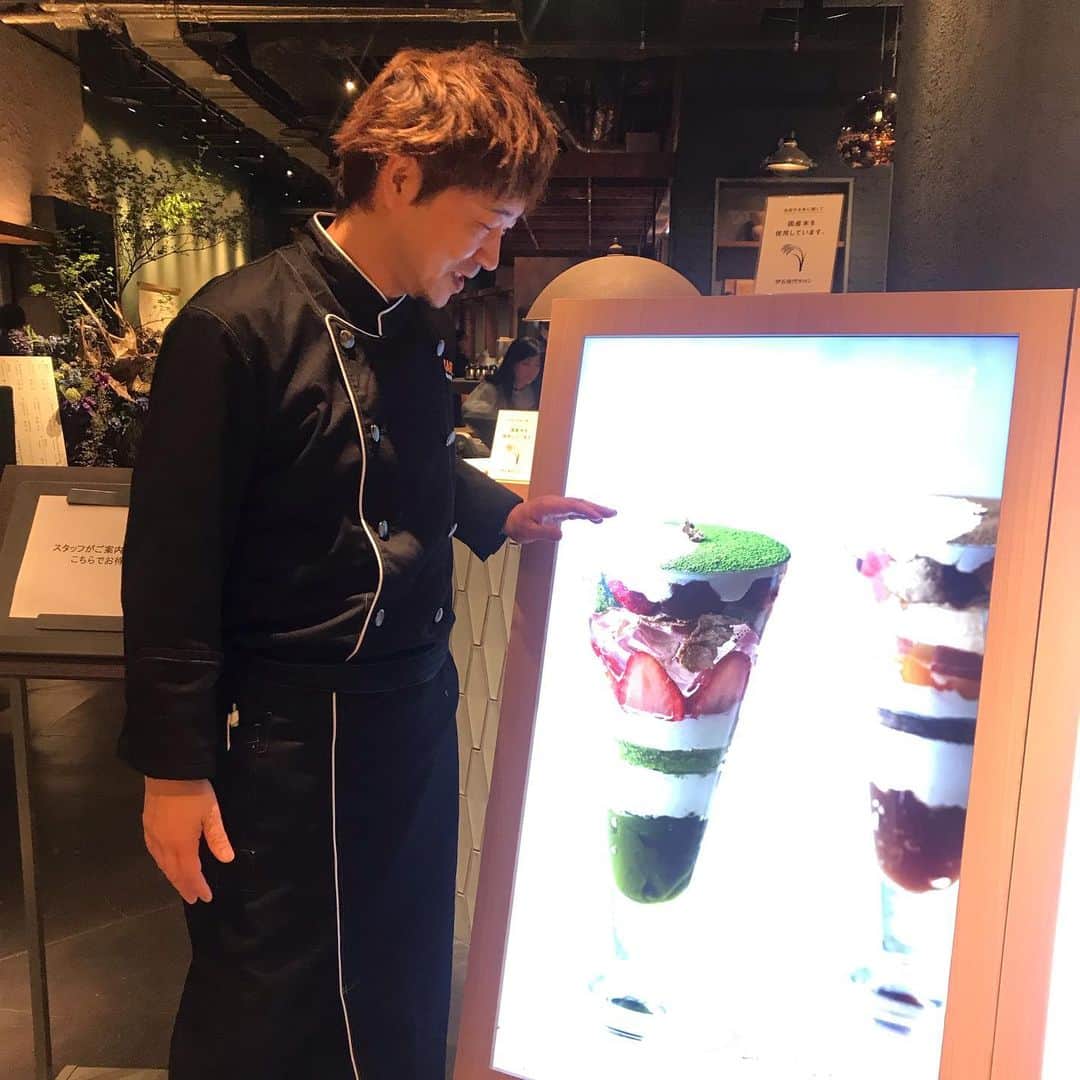アレルギーナビゲーター 細川真奈 ❤さんのインスタグラム写真 - (アレルギーナビゲーター 細川真奈 ❤Instagram)「#インスタライブ を見にいらして下さった皆さま💓ありがとうございました✨ . 昨夜はいつものオフィスからではなく、 な、なんと！ 昨日7月3日に渋谷ヒカリエ7階にNEW OPENした 「伊右衛門サロン」さんからお送りいたしました❣️❣️ （Instagramストーリー画面の下、"ライブ"の方をクリックすると本日20時までは繰り返しご覧いただけます。） . " Green Tea First" " Sustainable " " Artisanship " という3つのキーワードを掲げ、 今後の「⼈⽣100年時代」に向けた「⾷・⼼・⾝体の健康バランス」を「お茶」を通じてプロデュースし、 健やかで活き活きとした⽣活⽂化を提案することをテーマとした伊右衛門サロン。 スイーツ部門のプロデュースは 我らがアレルギーっ子の救世主🦸‍♂️✨、 #世界の岡田 こと岡田春生 @haruo_okada_halcafe229 シェフが担当されているvegan sweetsですので もちろんスイーツは全て #卵不使用 #乳製品不使用 。 その他、お声がけすれば #小麦不使用 #ナッツ不使用 の対応もしてくださるとのこと😍✨✨ . 店内はとにかくお洒落で広ーい！！！ 大人の雰囲気はありますが、 ☑︎キッズチェア4脚 ご用意 ☑︎ソファ席 も沢山ありました のでお子様連れの方にもご利用いただける体制になっております。（8月のおしゃべり会は…㊙️😍🍴） . 3月にリニューアルOPENした京都店では意気込んで行ったのでスイーツのみを頂いて来ましたが、 昨日はお食事メニューも頂いて来ましたので 次の投稿でアップします❤️ . . #アレルギーっ子のカフェめぐり #アレルギーっ子の未来は明るい #伊右衛門サロン #伊右衛門サロン渋谷 #渋谷ヒカリエ #渋谷カフェ #卵アレルギー #乳製品アレルギー #山芋アレルギー #ナッツアレルギー #食物アレルギー #アレルギー #大人の食物アレルギー #アレルギーナビゲーター #foodallergy #foodallergies #allergynavigater #食物アレルギー_東京 #食物アレルギー_渋谷 #食物アレルギー_外食 #食物アレルギー_カフェ」7月4日 10時11分 - manahosokawa
