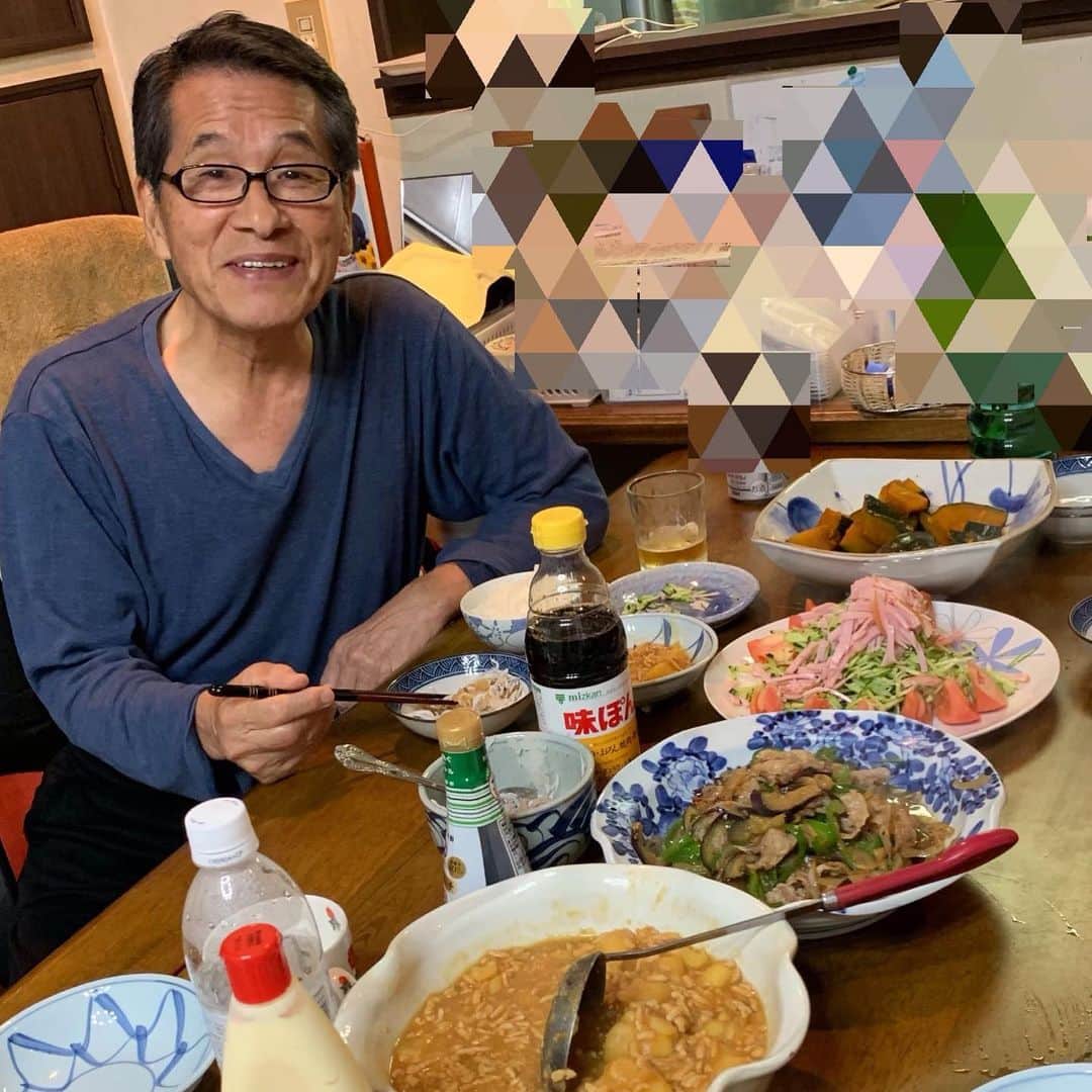 井上貴子さんのインスタグラム写真 - (井上貴子Instagram)「実家に帰っていたよ。  田口家のお墓は 実家から近くにあって よく一緒に行くんだ。  そして 実家でお父さんに 特別サービスの 「めしくい亭」料理。  お父さんがめっちゃ喜ぶから アタシも嬉しいのだ！  もちろんべにひおも 一緒に里帰りだよ^ ^  2人ともジージーが大好き^ ^  Happyで^ ^  #井上貴子  #LLPWX #女子プロレス #紅緒と柊音 #トイプードル #田口かほる #めしくい亭 #実家」7月4日 10時17分 - takaco_inoue