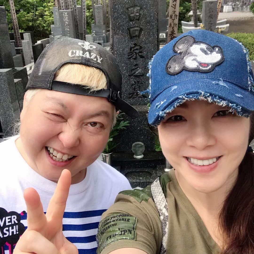 井上貴子のインスタグラム：「実家に帰っていたよ。  田口家のお墓は 実家から近くにあって よく一緒に行くんだ。  そして 実家でお父さんに 特別サービスの 「めしくい亭」料理。  お父さんがめっちゃ喜ぶから アタシも嬉しいのだ！  もちろんべにひおも 一緒に里帰りだよ^ ^  2人ともジージーが大好き^ ^  Happyで^ ^  #井上貴子  #LLPWX #女子プロレス #紅緒と柊音 #トイプードル #田口かほる #めしくい亭 #実家」