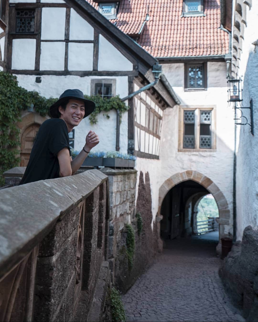 山下歩さんのインスタグラム写真 - (山下歩Instagram)「4つ目の都市はアイゼナハ！🇩🇪 名城ヴァルトブルク城の隣接した5つ星の古城ホテル、アウフ デア ヴァルトブルクが素晴らしかったぁ～。あのバッハが生まれた町としてもアイゼナハは有名で、バッハの家で彼の音楽を聴きながら寝落ちしかけました。  @wartburg_unesco_welterbe #wartburg #germany #ドイツ #アイゼナハ #Eisenach #海外旅行 #ゲーテ街道 #goethe」7月4日 10時17分 - ayumu822