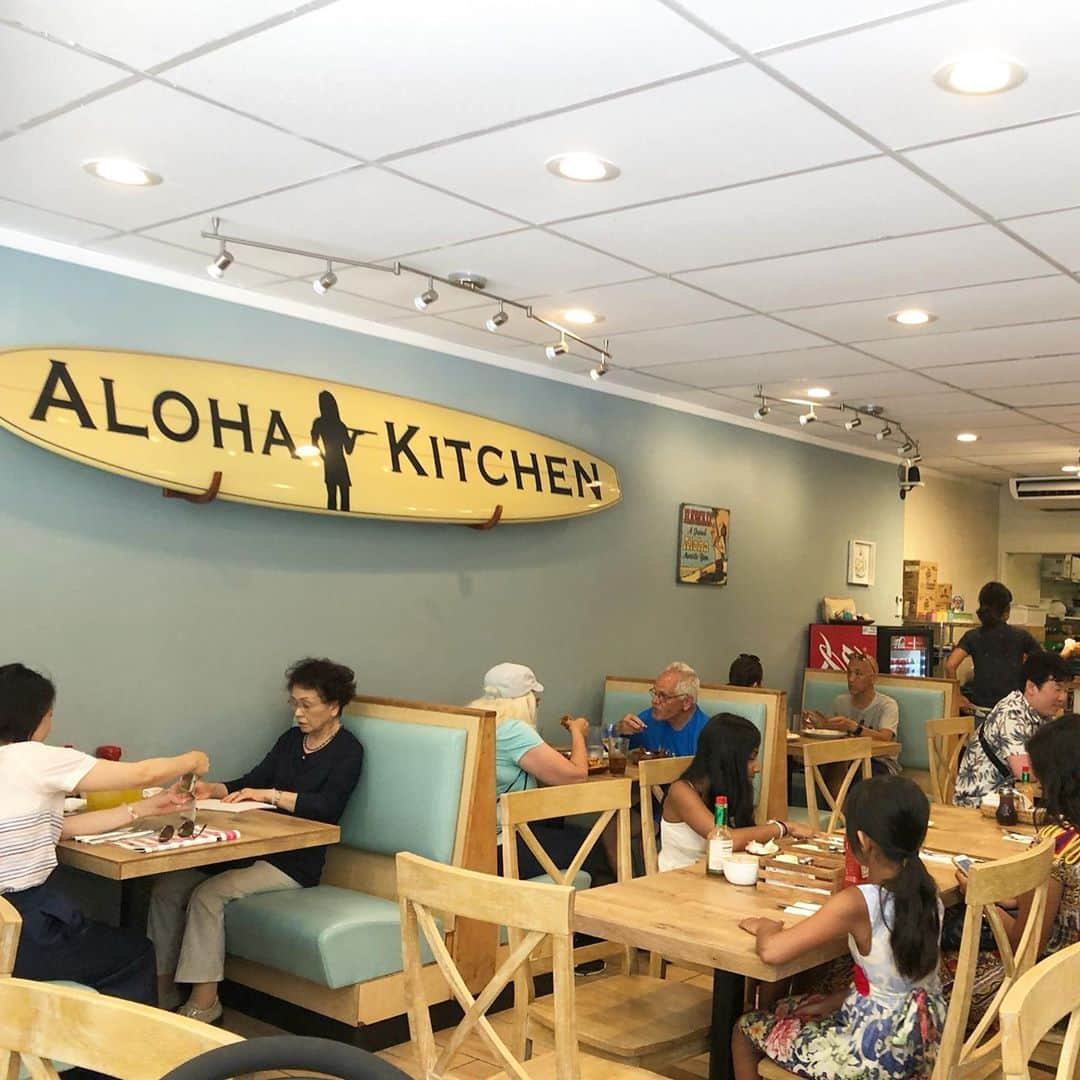 マキ・コニクソンさんのインスタグラム写真 - (マキ・コニクソンInstagram)「出発前の最後のランチは”Aloha Kitchen”！ ナエコちゃんが前回ハワイに来た時に食べたアップル スフレ パンケーキの味が忘れられなくて帰る前にもう一度食べたいとリクエストがあったの。 ”ハワイの彼サトシ君”もジョインしてくれてうちの姫は口紅つけて💄上機嫌でした！😊サトシ君がいると急に女になるんだよねーっ。😁笑 今回の旅は皆んながハッピーだった！たくさん食べてたくさん笑ったね！ナエコちゃんの最強のお薬は”旅”をする事！お医者様からも言われています！”ナエコさんには旅をさせてあげて下さい！”って。次はパリとイタリアに行きたいそうだよ。😊🇫🇷🇮🇹 ママの身体の続く限りどこへでもお連れしますよ！👍🏼 姉のアミちゃんも日本でナエコちゃんケア有難う！いつも感謝しています！チームプレイでナエコちゃんを盛り上げよう！👍🏼 本当に楽しい2週間だった！ 私はそろそろ仕事しなきゃだわ！✍🏼 お別れは寂しいけどまたすぐ会えるから 元気でね！👋🏼 #ハワイの美味しいお店のおすそ分け🤙🏼 #永遠の乙女ナエコちゃん87歳 #女はいくつでも女であれ！ #ナエコの夏休み🌺 #私の最愛の母❤️ #親孝行万歳🙌🏼」7月4日 10時41分 - makikonikson