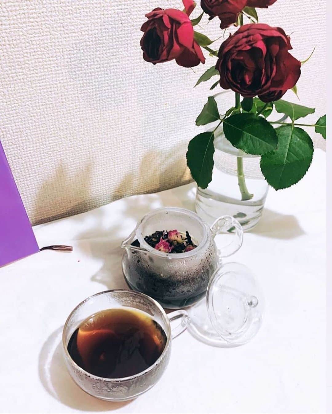 池田莉子さんのインスタグラム写真 - (池田莉子Instagram)「薔薇のブレンド中国茶🌹﻿ 横浜中華街にある悟空茶荘で買った『 暴暴茶 』﻿ 凄い名前だけど暴飲暴食した時に飲むと良い﻿ ブレンドで、薔薇のつぼみ、プーアル茶﻿ ウーロン茶などが入っています。🍵﻿ ﻿ 身体を温める効能があるのでアイスや冷たい﻿ 飲み物など飲みすぎた日にはこのブレンドを﻿ 飲み身体を芯から温め血流をよくしています✨﻿ 薔薇の香りにリラックス効果もあり、美味しい☺️﻿ ﻿ #yakuzen #healthy #rose #tea﻿ #teatime #中国茶 #薬膳 #漢方食材 #暴暴茶 #薔薇 #血行」7月4日 10時37分 - ricoikeda