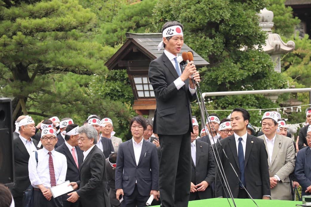 平井卓也さんのインスタグラム写真 - (平井卓也Instagram)「三宅しんご出陣式！ 参院選が公示されました。今回の選挙は、安定した政権の下で政治を前に動かすかどうか、が問われる選挙です。三宅しんごさんは経済の専門家、党内でもメキメキと実力を付けてきている有望な政治家です。政策後回し、選挙目当てだけの野合候補に大切な故郷の議席を渡すわけには行きません。我々は、正々堂々と実現可能な政策を訴えて、最後まで戦い抜きますのて、よろしくお願い申し上げます。また、出陣式に多くの同志に駆けつけていただき、候補者共々心から感謝申し上げます。ありがとうございました。選挙に勝利してご恩返しをさせてください！ #平井卓也 #三宅しんご #自民党 #シェア希望」7月4日 10時37分 - hiratakuchan0125