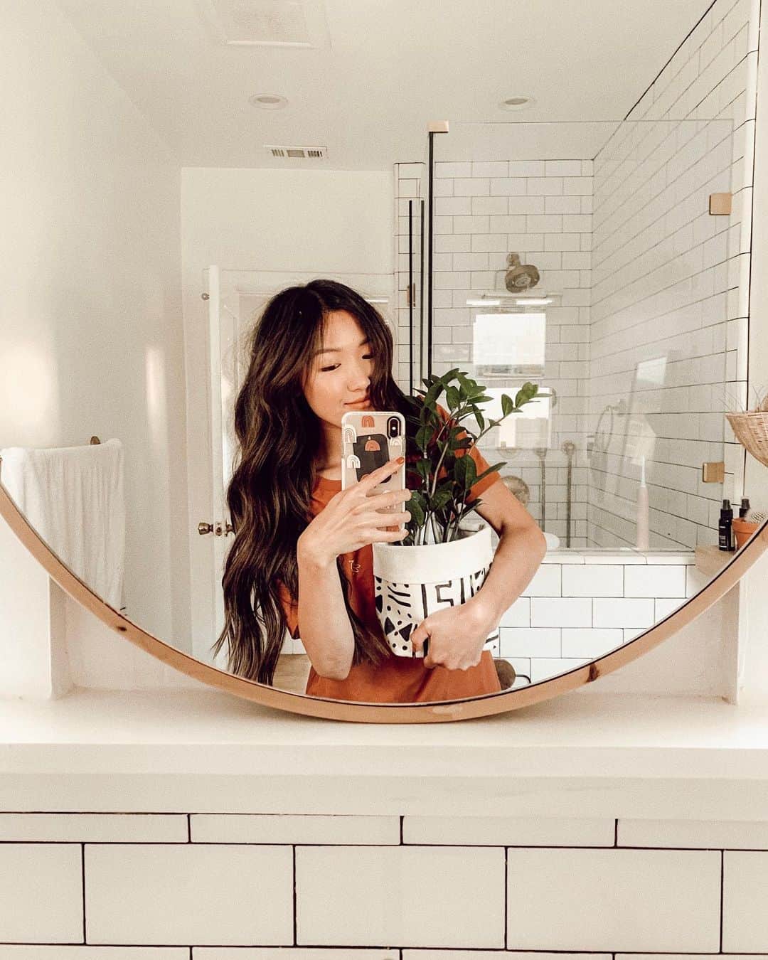 W E Y L I Eのインスタグラム：「Randomly hugging my plant in the bathroom to let you know our bathroom tour is up on the vlog channel! 🌱 Link is in my bio or watch it on WahlieTV ✨」