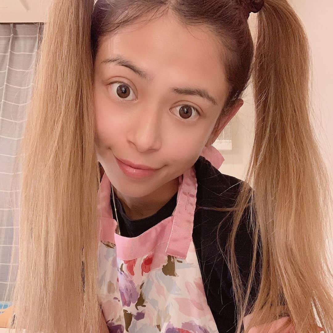 間宮梨花さんのインスタグラム写真 - (間宮梨花Instagram)「この日ゎ旦那くんと社員さんの２人分🤭💕❤️メインゎ安定の肉汁つけうどん😏💕やっぱり大好評👶作り方ゎハイライトね😚沖縄出身の子だからゴーヤチャンプルだしちゃった😆❤️ ちなみに旦那くんゎゴーヤたべれませぬ笑😆💦２人とも綺麗に完食してくれまちた💕💕😘 #りかちゅう飯  #旦那ご飯 #おぼんdeごはん  #社員さん #いらっしゃい❤️」7月4日 10時45分 - rika_aizawa0329