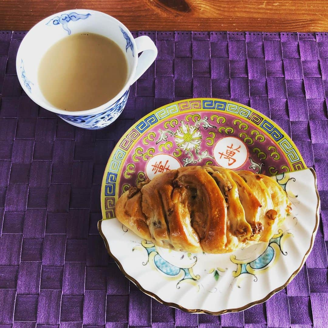 千秋さんのインスタグラム写真 - (千秋Instagram)「みなさんおはようございます。 朝はこんな感じ🥐☕️ しとしと雨音はショパンの調べ☔️ #伊万里焼 #加藤雅一 #seletti #tea #くるみパン #🥖 #千秋インテリア」7月4日 10時47分 - chiaki77777