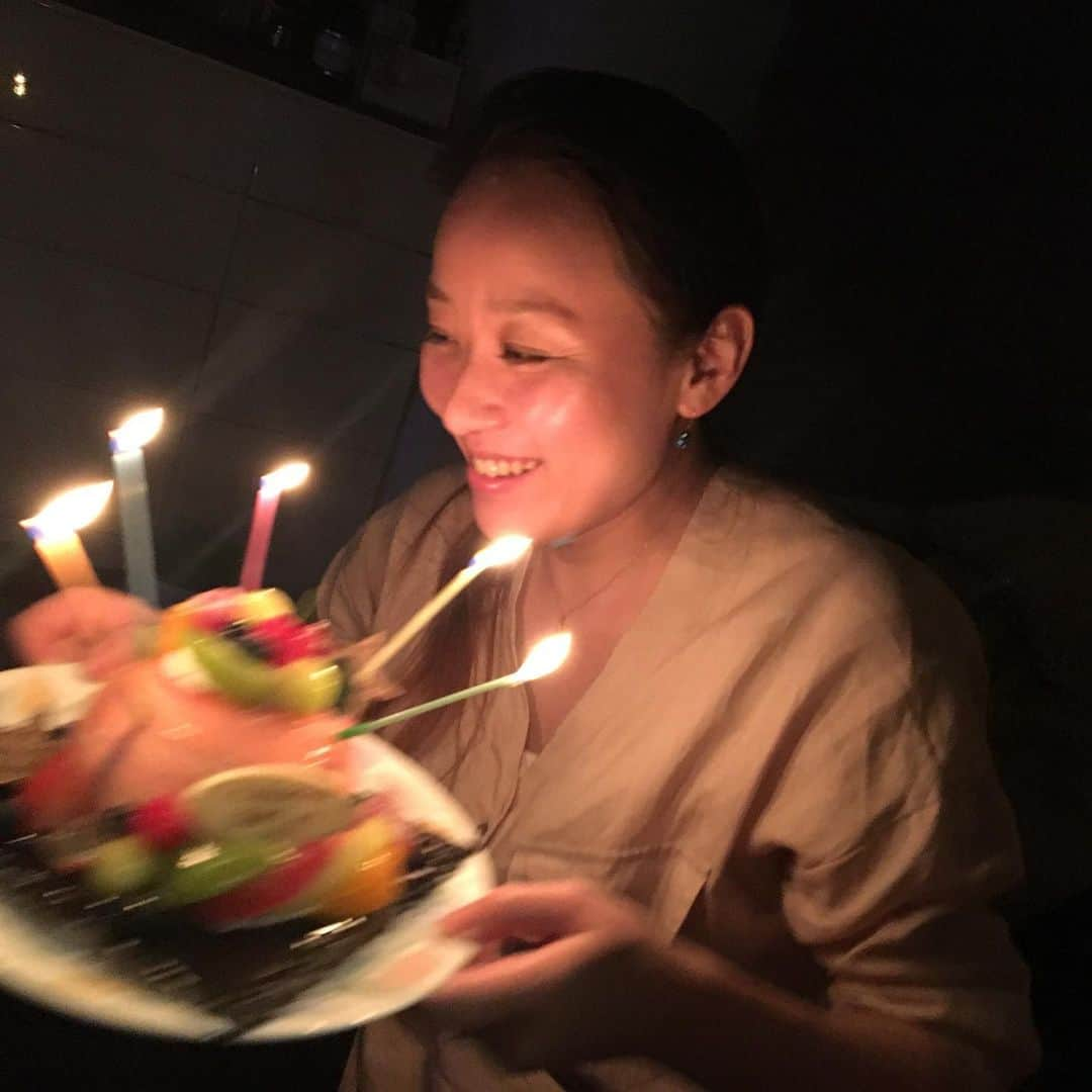 祐澄しゅんさんのインスタグラム写真 - (祐澄しゅんInstagram)「今年は父が他界して10年。祖父も7年… お盆に帰省出来ないので、早いですが実家へ。お墓参り等して来ました。 そしてハマに会いに！ 可愛いベビちゃんにも会って元気そうで何よりでした！またいつかゆっくり会いたいなぁ。。。 それから関西から引っ越して行った友達夫婦に会いにも行きました。一緒に食事もして私の誕生日もお祝いしてもらっちゃいました！毎年お祝いしてくれていて、時間が経ってもお祝いしてくれて…嬉しかった〜〜😆💕 体調は絶不調ですが、、、😅 仕事頑張ります！ 皆さんも気温の変化に体が付いていかず体調崩しやすいと思います。お身体に気をつけてお過ごしください！ #久しぶりに #関東の地 #一瞬だったけどね  #元花組 #ハマ #友達 #おめでとう#ハマのお誕生日に #嬉しいな #お身体大切に #祐澄しゅん」7月4日 11時00分 - satchy725