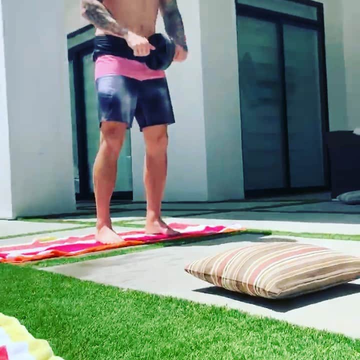 ザッキー・ヴェンジェンスのインスタグラム：「Pool boy roll outs. 💦🌴 #correct #thatsright #fitness #absworkout #noshirt #noshoes #abwheel #goodboys #poolside #tattoos #california #palmdesert 🎥 @jackbarakat」