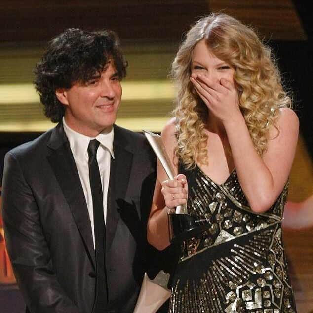 E! Onlineさんのインスタグラム写真 - (E! OnlineInstagram)「Taylor Swift's former label owner Scott Borchetta fired back at her claims that Scooter Braun "bullied" her by saying she had "every chance in the world" to own her master recordings, but her attorney has confirmed that that isn't true. Link in bio. (📷: Getty Images)」7月4日 11時00分 - enews