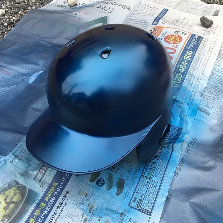 のインスタグラム：「キャンディカラーのブルー吹き1回目  #diy  #野球ヘルメット #缶スプレー塗装  #キャンディーブルー」