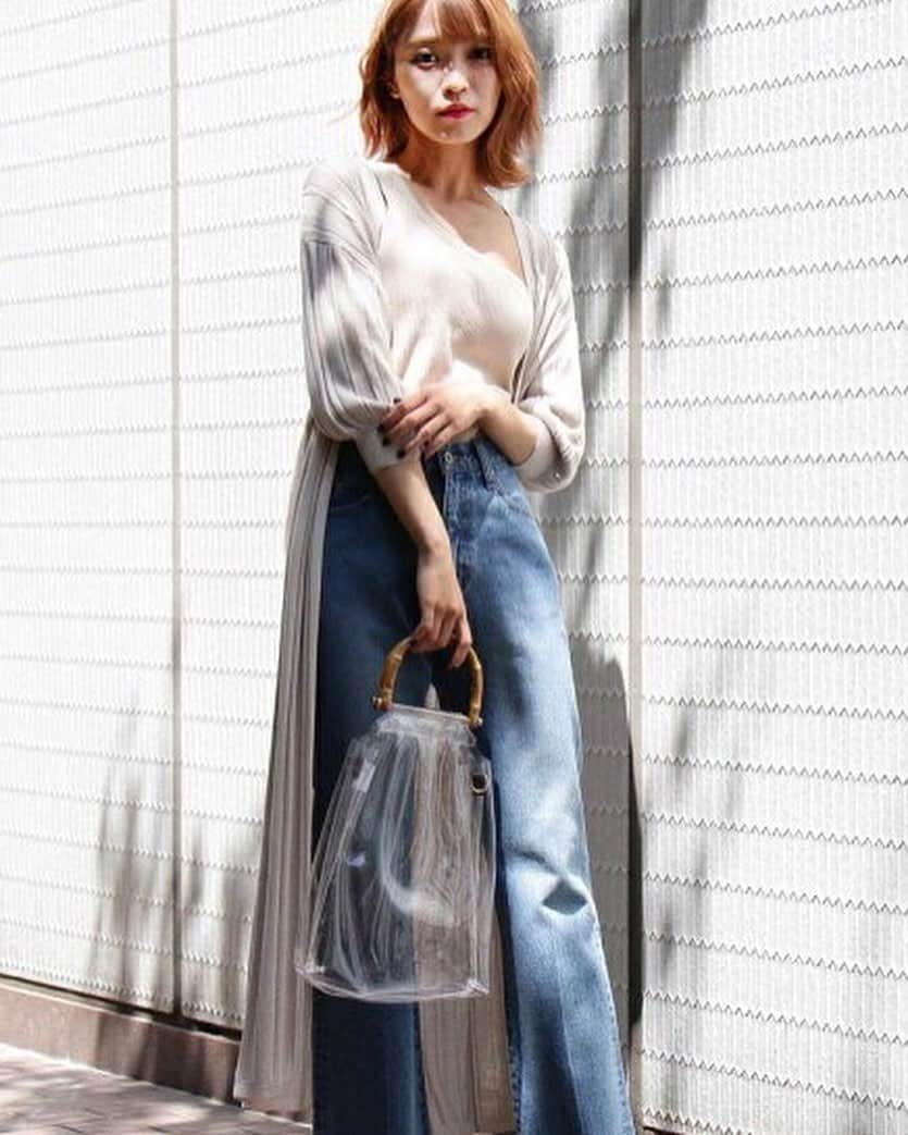 のインスタグラム：「.⁣ ---------------------------------------⁣ シアーストライプロングニットカーディガン⁣ FREE'S MART⁣ 送料無料⁣ ----------------------------------------⁣ .⁣ これ一枚でこなれたムードを演出🎵⁣ 肌さわり柔らかなレーヨン素材のロングニットカーディガンです☆⁣ ⁣ シンプルコーデの上に羽織ってもサマになるシアーストライプ柄がポイント💛⁣ ほっそりとしたIラインシルエットでスタイルカバーしてくれます。⁣ ⁣ ボタンをお好みで開けて、スリムやワイドパンツを中から覗かせるレイヤードコーデも◎⁣ 空調対策にも便利なアイテムです✨⁣ .⁣ #楽天ブランドアベニュー #楽天 #rakuten #rakutenbrandavenue #FREESMART #フリーズマート #コーデ #コーディネート #ファッション #夏服コーデ #今日のコーデ #きょコ #お洒落さんと繋がりたい #服好きな人と繋がりたい #きれいめカジュアル #大人カジュアル #きれいめコーデ #カジュアルコーデ #fashion #outfit #ootd #ロングカーディガン #冷房対策 #longcardigan #cardigan」