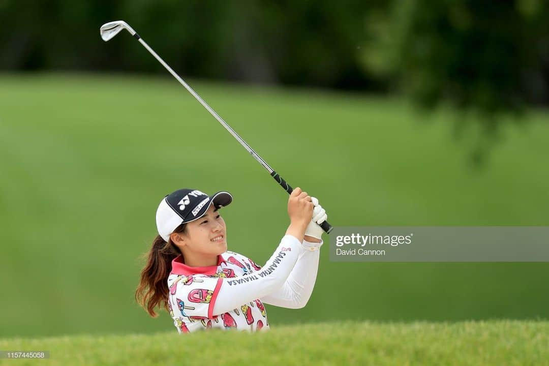 山口すず夏さんのインスタグラム写真 - (山口すず夏Instagram)「・ 明日からThornberry Creek LPGA Classic始まります！ ここ最近予選落ちが続いてますが、今週は少し手応えをつかめてきた感じです。焦らずに今できることを精一杯、目の前の一打に集中して頑張ります！💪 ・ そして先週から新しいキャディーバッグで、#環境ステーション さんの下に名前を入れてもらったのと、後ろに#golfnettv さんのロゴも入っています‼︎ちなみにGOLFNetTVで私の動画も配信されているので良かったら見てください！😊 4枚目は報告し忘れていたんですが、#アミノバイタル さんもサポートしていただいてます！ウェアの右胸に付いてるんですけど、まだ刺繍が間に合ってないのもあって、付いてるのと付いてないのがあります💦(了承済みです)近いうちにいつもどんな物をどんな時に飲んでいるか、インスタグラムに載っけます😄👌 そして最後の写真は7月から#ANA さんにサポートしていただけることになりました！航空会社がスポンサーで付いてもらうのはずっと目標でもあったのですごく嬉しいです❤️❤️ すべての応援してくださる方達に恩返しができるように精一杯頑張ります！ ・ #lpga#golf#ゴルフ#女子プロゴルフ#環境ステーション#ヨネックス#アミノバイタル#golfnettv#ana#そして近いうちに報告することがあるのでそれもまたお楽しみに！#明るく#楽しく#思いっきり#頑張ります」7月4日 11時06分 - suzuka.yamaguchi