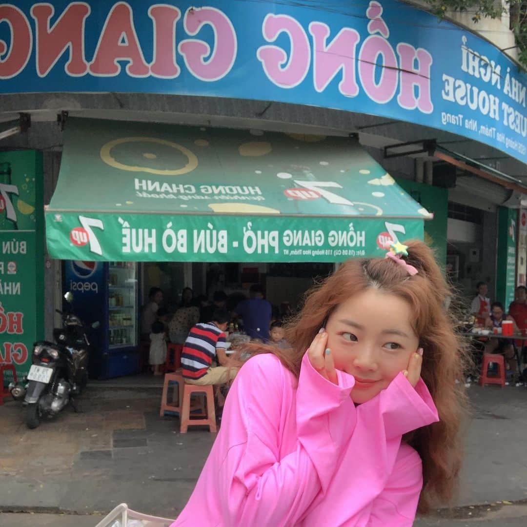 ユ・ボファさんのインスタグラム写真 - (ユ・ボファInstagram)「나트랑에서 인생쌀국수 찾아버렸다❣️👍🏻 꼭 고수를 빼달라고 해야되요! 양파+고추넣어서 호로록챱챱🍜 #보화맛집 #보화투어 #나트랑맛집 #나트랑홍장 #홍장 #honggiang」7月4日 11時15分 - yoobohwa