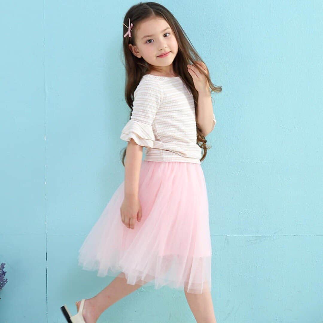 smarbyさんのインスタグラム写真 - (smarbyInstagram)「. enchante petitの新作チュールスカートが入荷しました。 ちょっぴり背伸びしたコーディネートが楽しめるミドル丈。 お色は、グレー・ペールピンク・ペールブルー・アイボリー・エメラルド・カーキ・ライラックの7色展開。 チュールスカートとの相性抜群のカットソーも充実！ enchante petitで夏のガーリーコーデを楽しんで♪  ミドル丈ふんわりチュールスカート ペールピンク・グレー  #enchantepetit#アンシャンテプティ#チュールスカート#女の子コーデ#むすめこーで#姉妹コーデ部#姉妹リンクコーデ#女の子ママ#smarby#スマービー#子供服通販#サマーセール開催中」7月4日 11時19分 - smarby_official
