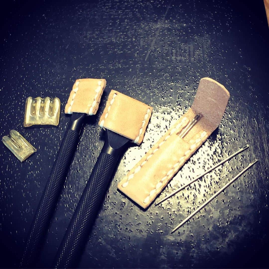 のインスタグラム：「レザークラフト‼︎こういうの作っちゃうのはみんな通る道だと思うよ！﻿ ﻿ #レザークラフト ﻿ #アメカジボーイズ ﻿ #amecajiboys ﻿ #アメカジ ﻿ #アメカジ散策」