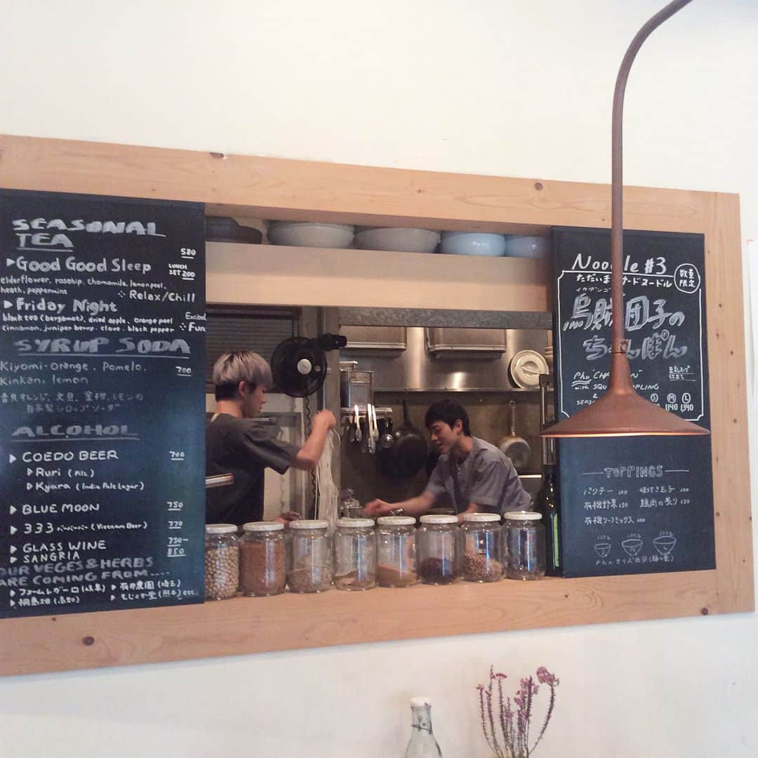 のインスタグラム：「say hi to 4th of july ,we are open 🕦🌦 todays recommend : seafood pho,pork bun(warm),#3 pho champon🎖,groud pork & lemonglass rice plate 🌶 w/mini hot soup,summer rolls for good neighbors,dong pou rou rice,boiled 🥚topping,coedo beer🇯🇵/bluemoon 🇺🇸🍻and fruit ice pop by good neighbors fine foods label 🍧🍊 こんにちは。岐阜ファームレガーロさんからヴェトナムハーブやディルのブーケが届いております。 千駄ヶ谷の街は、雨足がすこし弱まってまいりました。鹿児島全域や九州で 昨日から 大雨による避難指示が出ておりますが、被害が大きくならないことをお祈り致します。 本日のおすすめは「4種の魚介(帆立/浅蜊/🦐/🦑)のフォー」「豚肉とレモングラスのブン 太麺お醤油ダレ 温」「烏賊団子 ヤングコーン 木耳 スナップ豌豆のちゃんぽんのフォー *豆乳スープ仕立て」「豚ひき肉とレモングラスのピリ辛そぼろごはん」「生春巻き お野菜/🦐」「椰子ジュースのトンポウロウライス」「半味付き🥚トッピング」「瑠璃/伽羅」「bluemoon」「mikaned」です。 本日のお野菜は コリンキー 紫時雨大根 讃岐にんじん 男爵 カブ 紫芋 珊瑚山伏茸の7種です。 皆さまに 愛されて、鶏肉のフォーと魚介のフォーのsoupをハーフ&ハーフ、魚介もお野菜もたっぷり召し上がっていただける、優しいお味のちゃんぽんのフォーは7月半ば過ぎまでのご提供となります。 半熟味付き🥚、パクチートッピングもおすすめです。 厨房では、グェン隊長指揮のもと ヴェトナムハーブを使った真夏にぴったりの、エネルギーたっぷりのnew 3rd noodleの試作がスタートです。 本日も中休みなしで7:30pmまで開店致します。 明日はfriday limited pho321特製バインミーの販売日です。 お足もとお気をつけて ゆっくりとご来店下さいませ。 todays opening bgm 📻'naked,if i want to' for independence day / forth of july 🇺🇸 📻'sea of love' by covers record / cat power  スタッフ一同 🗽🌐 #4thofjuly」