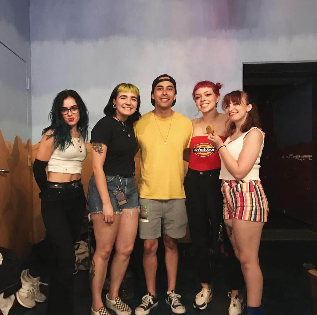 ヴィック・フエンテスのインスタグラム：「Love Is Dead And We Killed Her @dollskinband 🖤🔪」