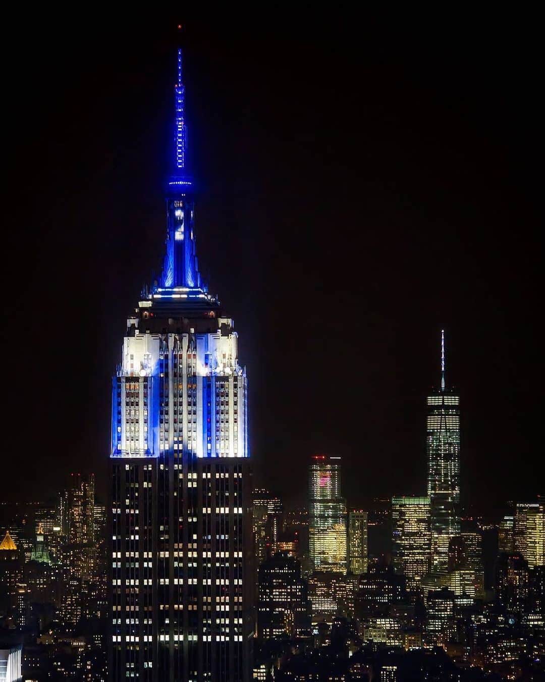Empire State Buildingさんのインスタグラム写真 - (Empire State BuildingInstagram)「As the @Yankees close out this #SubwaySeries with a win, our lights will sparkle in pinstripes for 10 minutes and then return to split lights for the rest of the night! #EmpireStateBuilding ✨ . 📸: @mattpugs ⚾ . . . . . . . . #nyc #lgm #letsgomets #esb #yankees #empirestateofmind #loves_nyc #ny_uncut #ilovenewyork #travelgram #bigapple #pinstripepride #newyork_world #newyorkcitylife #thisisnyc #ilove_newyo #nycdotgram #city_of_newyork #ig_nyc #what_I_saw_in_nyc #newyorklike #newyork_instagram #nyclife #newyorklife #subwayseries #mets #new_york_shots #yankees #igrecommendation」7月4日 11時40分 - empirestatebldg