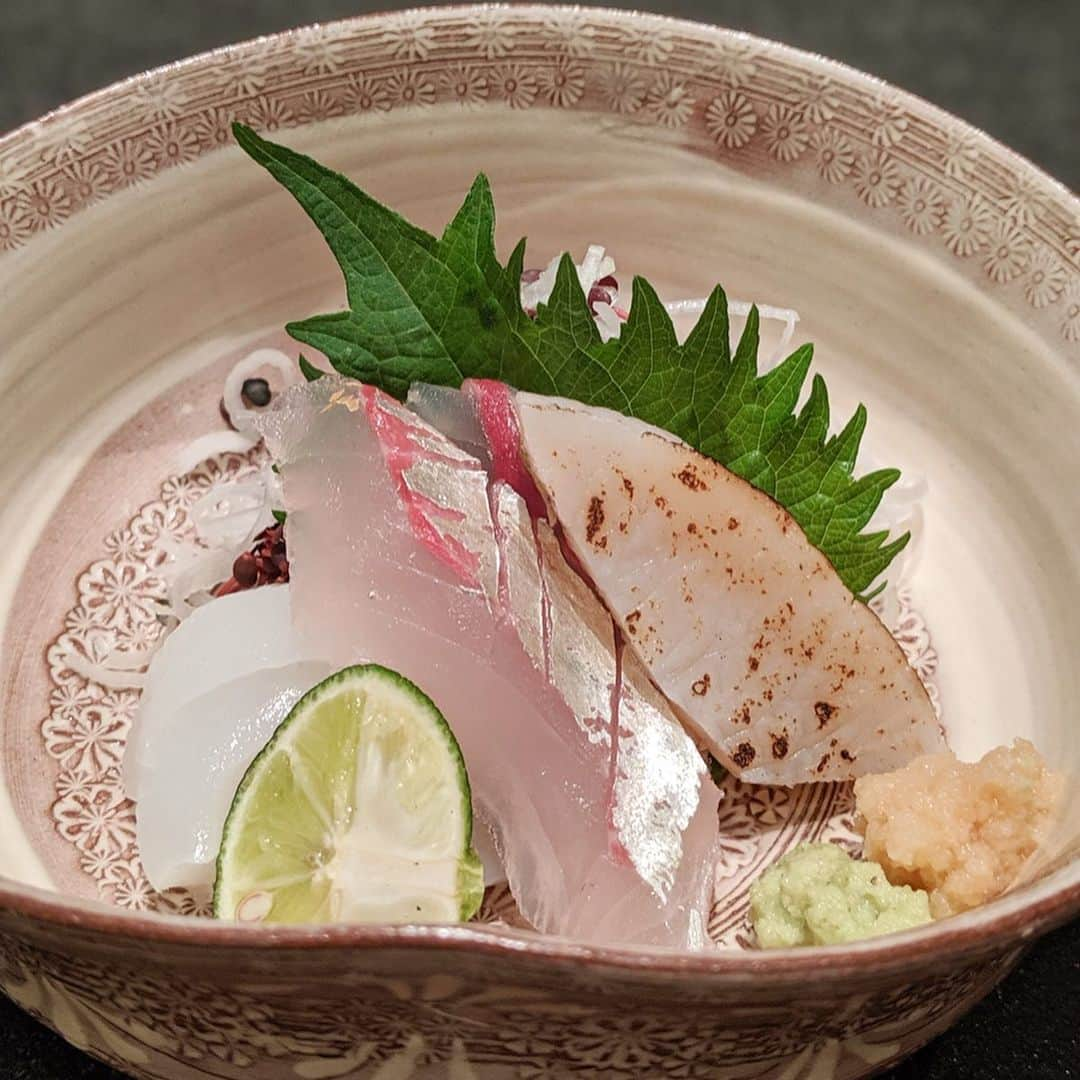 大見さなえさんのインスタグラム写真 - (大見さなえInstagram)「スペシャリテ 鯖棒寿司🐟✨﻿ 代官山『日本料理TAKEMOTO』﻿ ﻿ とにかく脂がしっかり乗ってる😍😍﻿ ジュワーと脂が溶け出した後に﻿ ちょうどいい〆具合と酢飯が追いかけてきた🤤💓﻿ ﻿ お持ち帰りもできるみたいだから﻿ すれば良かった🙈💭✨﻿ ﻿ 落ち着いた雰囲気で日本酒をちびちびと🍶﻿ 3ヶ月ぶりに日本に帰ってきた友達が和食食べたい！って﻿ 言って久しぶりに食べたけど﻿ 改めて日本料理の良さに気付かされた😭💓﻿ ﻿ #日本料理 #鯖棒寿司 #鯖 #サバ﻿ #鯖寿司 #pixelで撮影 #代官山グルメ #和食 #takemoto #日本料理takemoto﻿ #めぐログ_代官山 #東京グルメ #日本食」7月4日 11時42分 - tabe_megumi