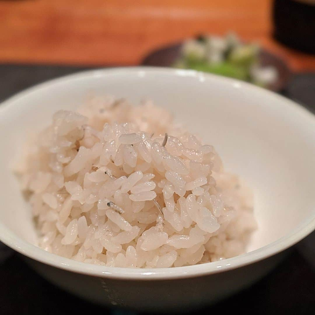 大見さなえさんのインスタグラム写真 - (大見さなえInstagram)「スペシャリテ 鯖棒寿司🐟✨﻿ 代官山『日本料理TAKEMOTO』﻿ ﻿ とにかく脂がしっかり乗ってる😍😍﻿ ジュワーと脂が溶け出した後に﻿ ちょうどいい〆具合と酢飯が追いかけてきた🤤💓﻿ ﻿ お持ち帰りもできるみたいだから﻿ すれば良かった🙈💭✨﻿ ﻿ 落ち着いた雰囲気で日本酒をちびちびと🍶﻿ 3ヶ月ぶりに日本に帰ってきた友達が和食食べたい！って﻿ 言って久しぶりに食べたけど﻿ 改めて日本料理の良さに気付かされた😭💓﻿ ﻿ #日本料理 #鯖棒寿司 #鯖 #サバ﻿ #鯖寿司 #pixelで撮影 #代官山グルメ #和食 #takemoto #日本料理takemoto﻿ #めぐログ_代官山 #東京グルメ #日本食」7月4日 11時42分 - tabe_megumi