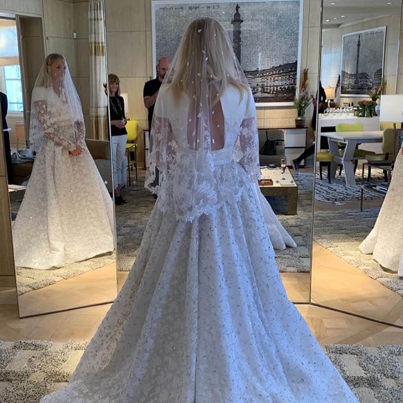 ELLE Magazineさんのインスタグラム写真 - (ELLE MagazineInstagram)「I’m not crying, you’re crying. Click the link in bio for the first photos of #SophieTurner’s wedding dress and details on the intimate and emotional ceremony. 👰 #RG: @nicolasghesquiere」7月4日 11時50分 - elleusa