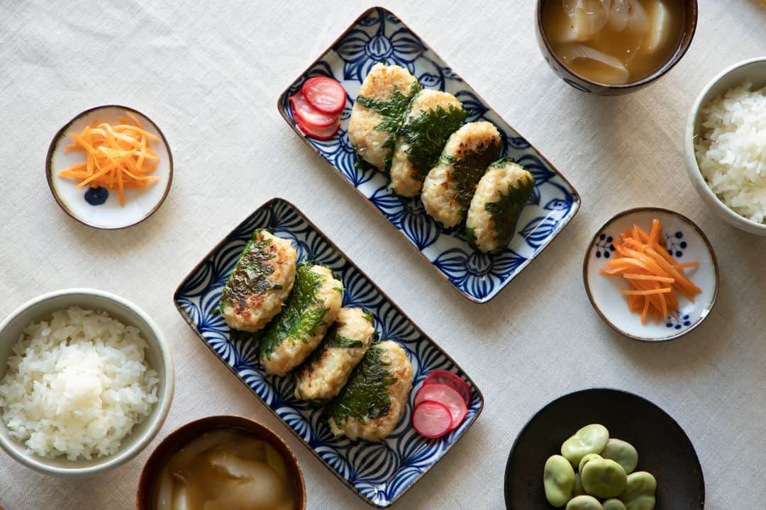 Komerco-コメルコ-さんのインスタグラム写真 - (Komerco-コメルコ-Instagram)「どんな料理とも相性の良い  #キカキカク のうつわが再入荷しました🎉🎉 . 神奈川小田原市にてご夫婦で制作されているキカキカクさん。 現在の食卓になじむ形状や柄、色味を心がけ一筆一筆染付で絵付けをされています。 . タマネギやハス、カブなどの野菜モチーフが印象的😳 藍色の絵柄をひとつ取り入れると、普段の食卓が一気に華やかな雰囲気になりますよ✨ . ------------------------------- . キカキカク / シカクトレー . ▷こちらの作品はKomercoアプリでクリエイターから直接ご購入いただけます。 アプリ内「さがす」で「キカキカク」と検索してください🔎 . ▷iOS版Appダウンロードはプロフィールリンクから📲 @komerco_official.  #komerco #komercoごはん #料理をもっと楽しく #器 #うつわ好き#食器 #おうちごはん #長皿 #instafood #foodpic #cookinglove #豆皿 #ランチ #手しごと #和食 #モーニング#ふたりごはん #テーブルスタイリング #和ごはん #豊かな食卓 #今日のごはん #夜ごはん  #台所 #いただきます #いつものいただきますを楽しく #クックパッド #cookpad」7月4日 12時00分 - komerco_official